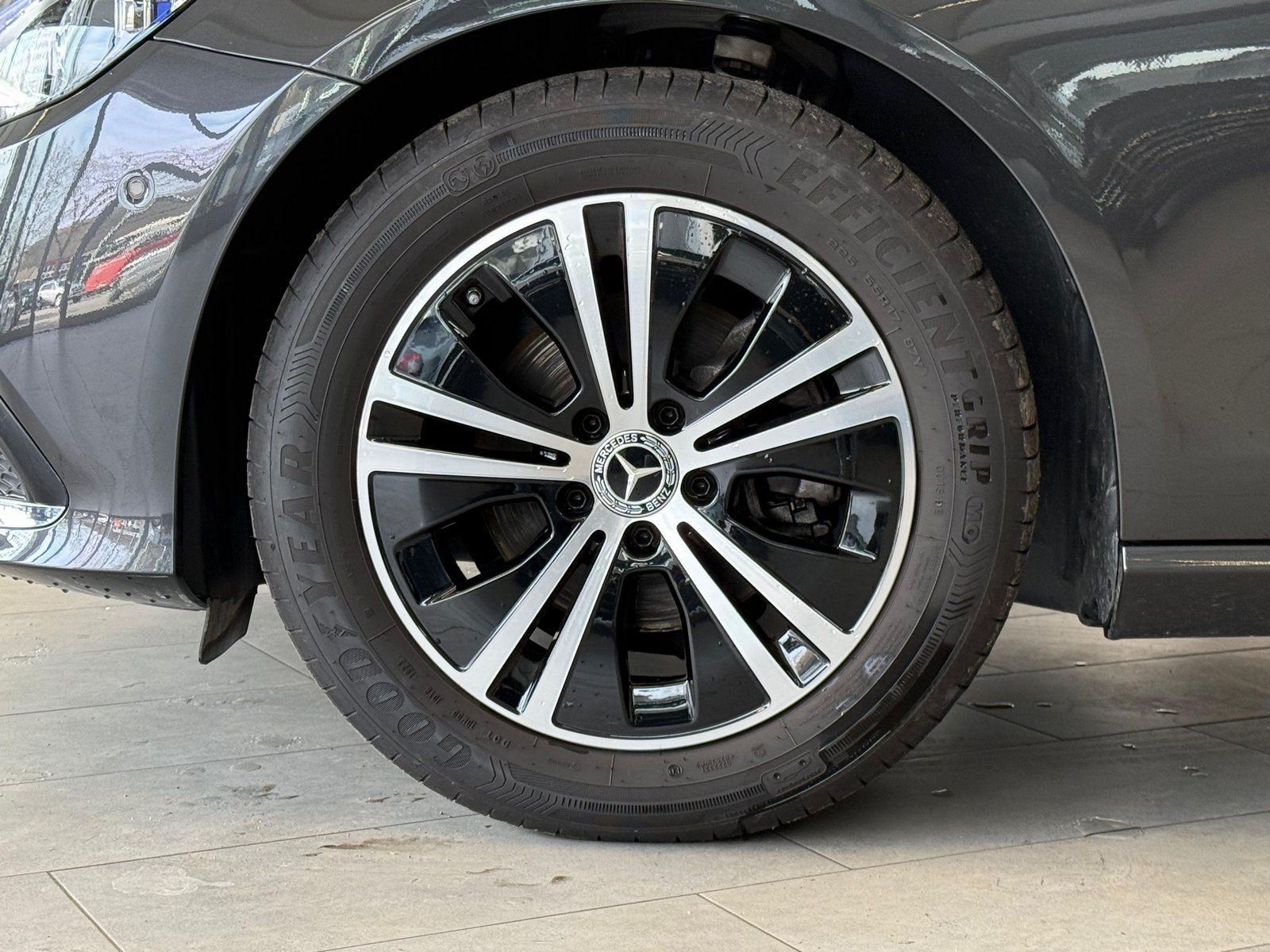 Fahrzeugabbildung Mercedes-Benz E 200d T MBEAM+AHK+STDHZ+HUD+DISTR+THERMO+KAMERA