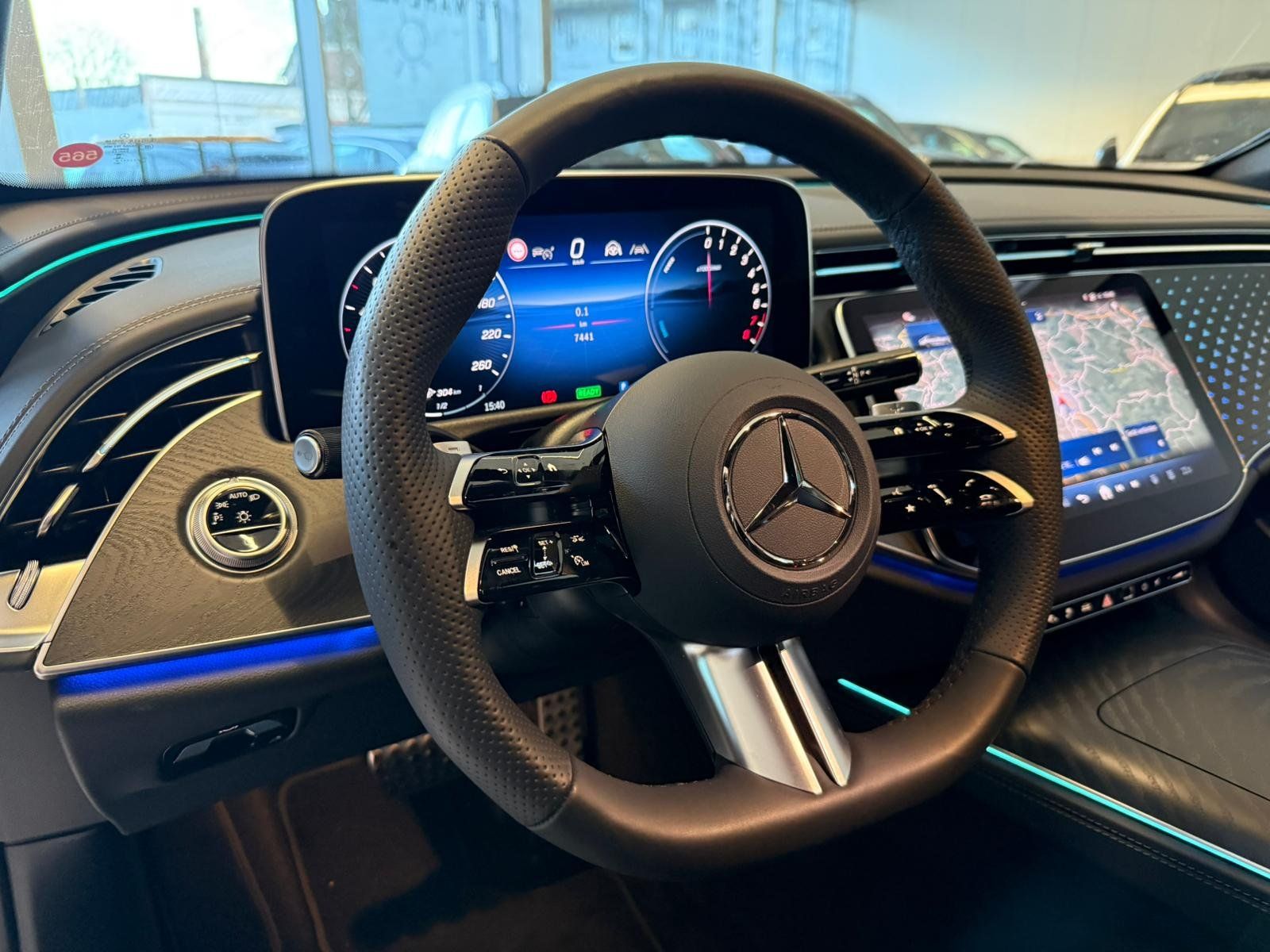 Fahrzeugabbildung Mercedes-Benz E 300e AMG+AIRMATIC+DISTR+PANO+AHK+BURM4D+NIGHT