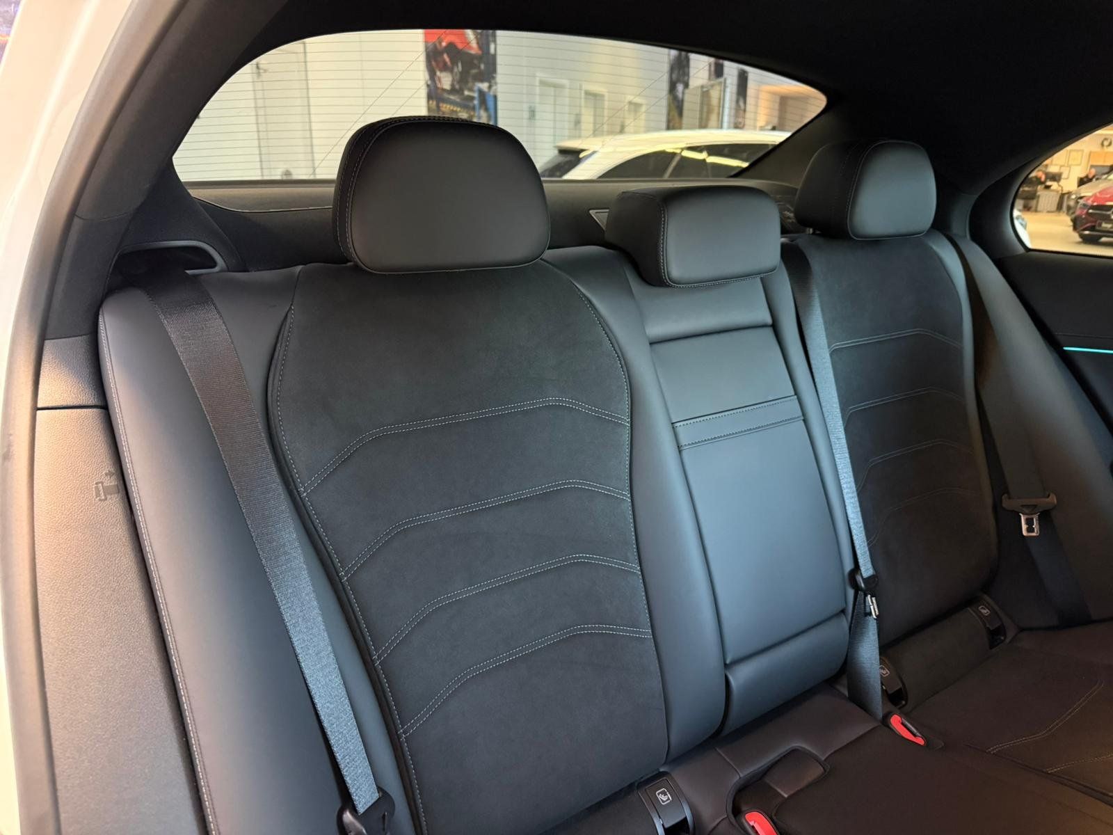 Fahrzeugabbildung Mercedes-Benz E 300e AMG+AIRMATIC+DISTR+PANO+AHK+BURM4D+NIGHT