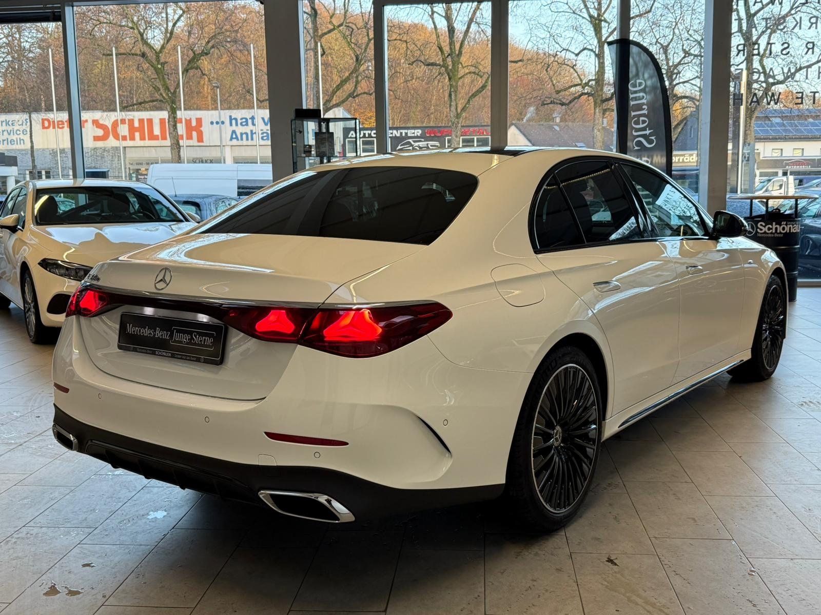 Fahrzeugabbildung Mercedes-Benz E 300e AMG+AIRMATIC+DISTR+PANO+AHK+BURM4D+NIGHT