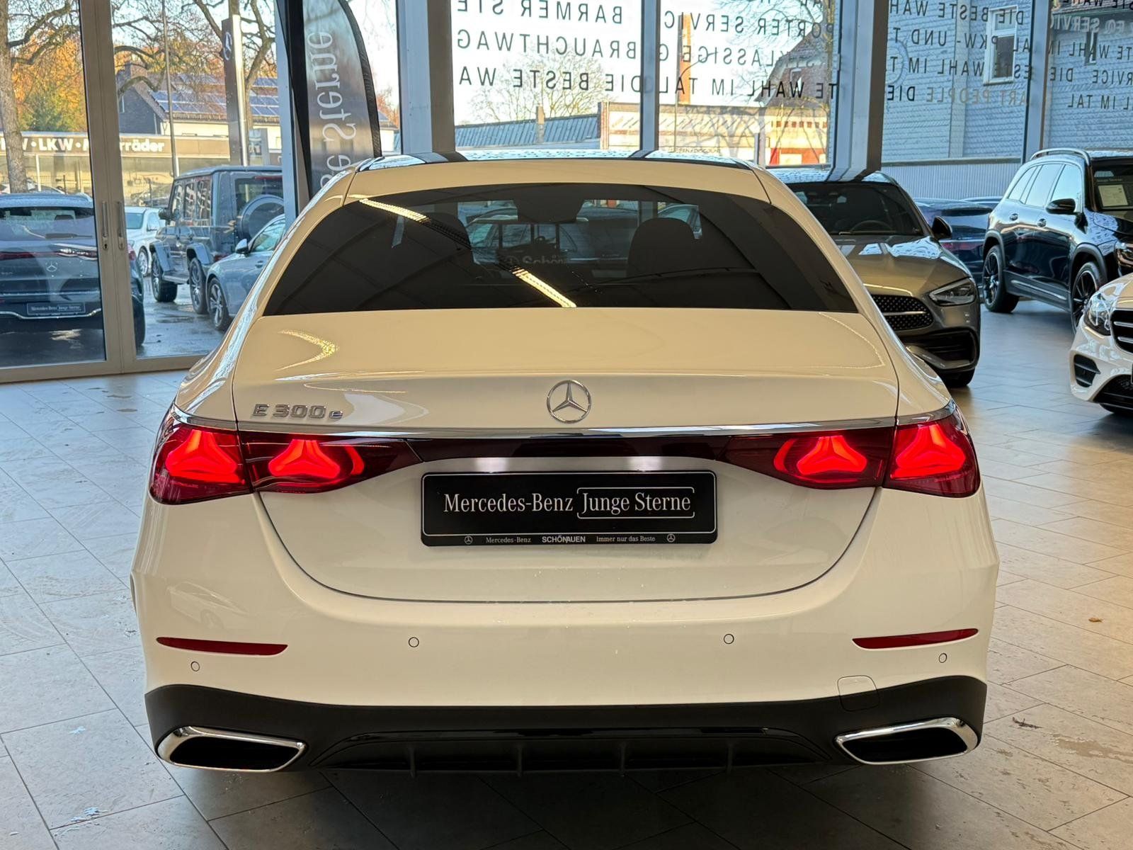 Fahrzeugabbildung Mercedes-Benz E 300e AMG+AIRMATIC+DISTR+PANO+AHK+BURM4D+NIGHT