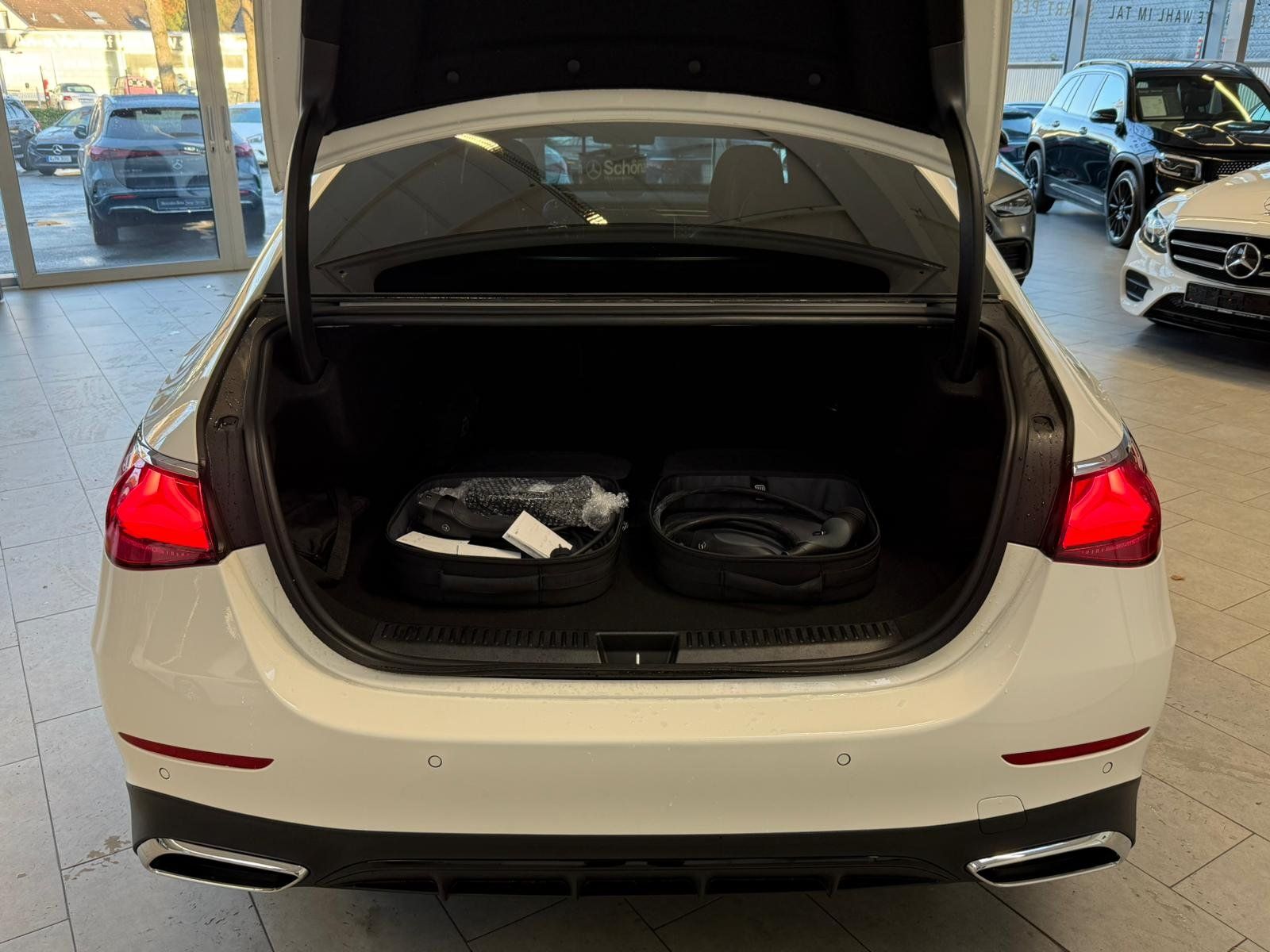 Fahrzeugabbildung Mercedes-Benz E 300e AMG+AIRMATIC+DISTR+PANO+AHK+BURM4D+NIGHT