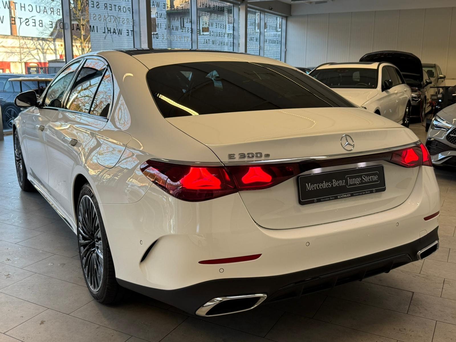 Fahrzeugabbildung Mercedes-Benz E 300e AMG+AIRMATIC+DISTR+PANO+AHK+BURM4D+NIGHT