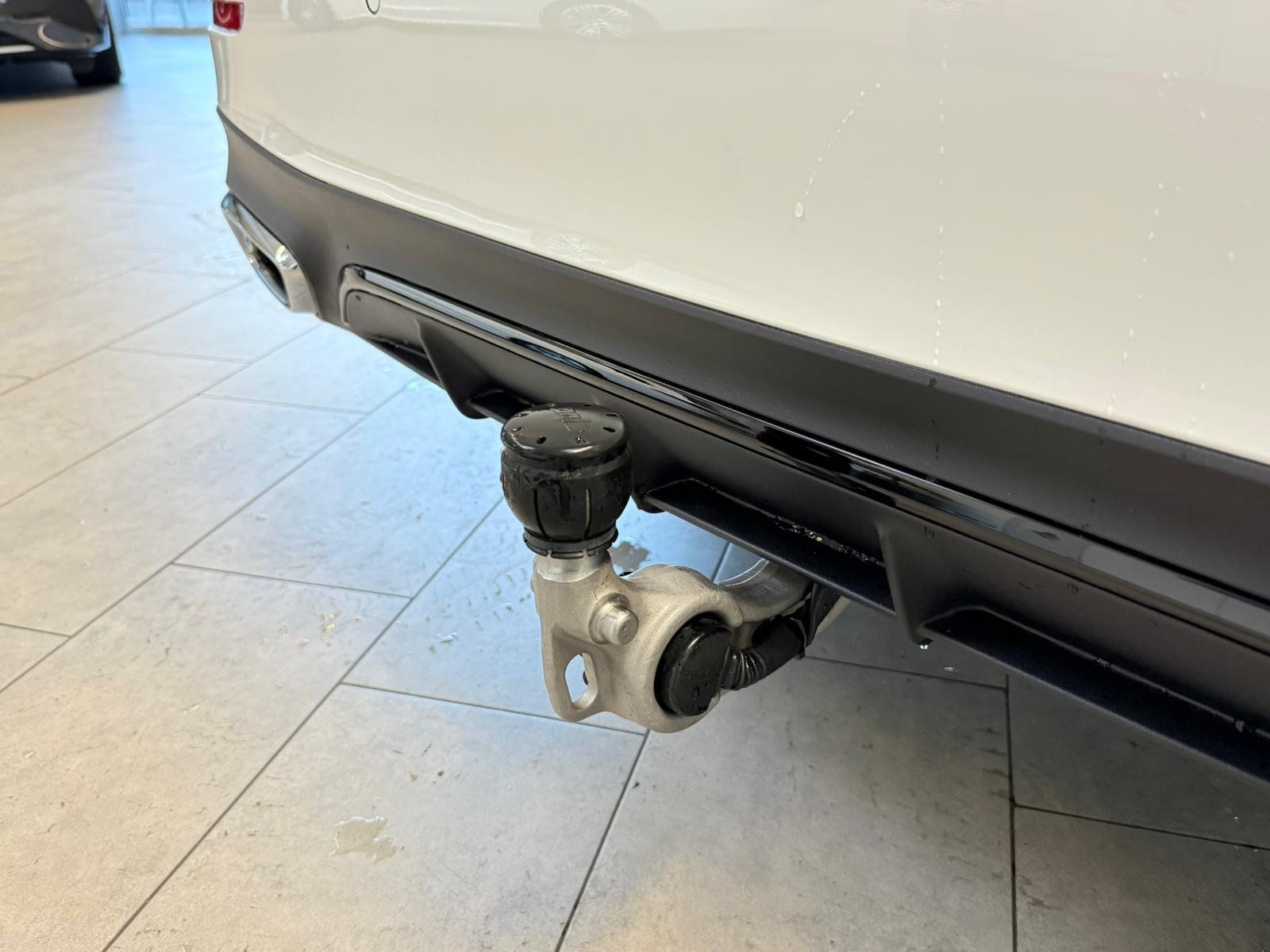 Fahrzeugabbildung Mercedes-Benz E 300e AMG+AIRMATIC+DISTR+PANO+AHK+BURM4D+NIGHT