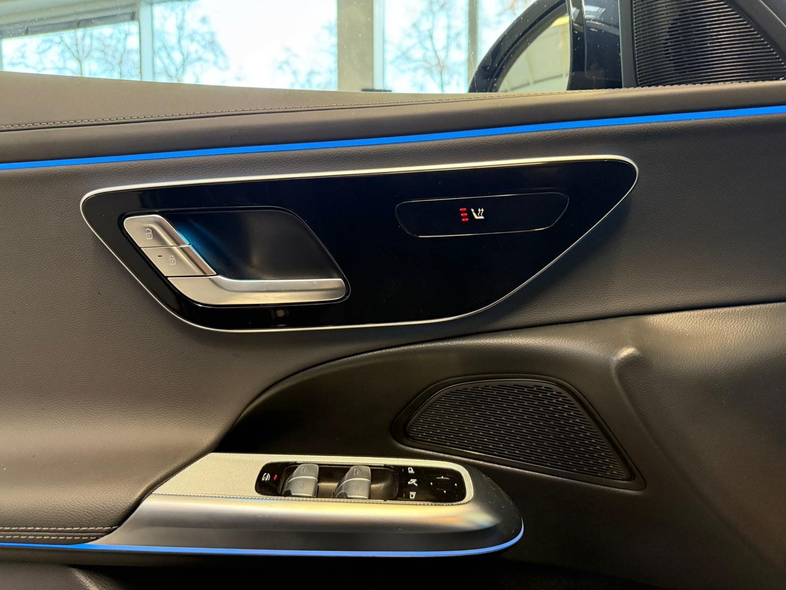 Fahrzeugabbildung Mercedes-Benz E 300 de 4M AMG PANO+AHK+DISTR+KEYLESS+KAMERA