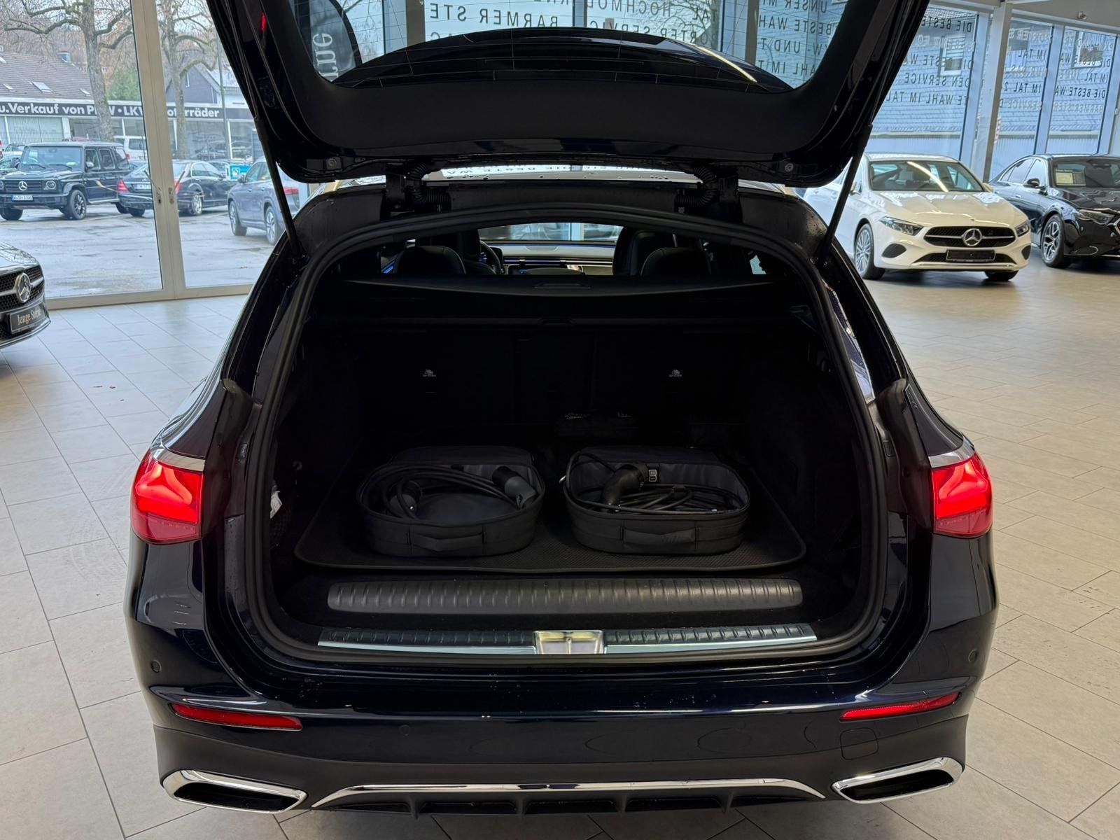 Fahrzeugabbildung Mercedes-Benz E 300 de 4M AMG PANO+AHK+DISTR+KEYLESS+KAMERA