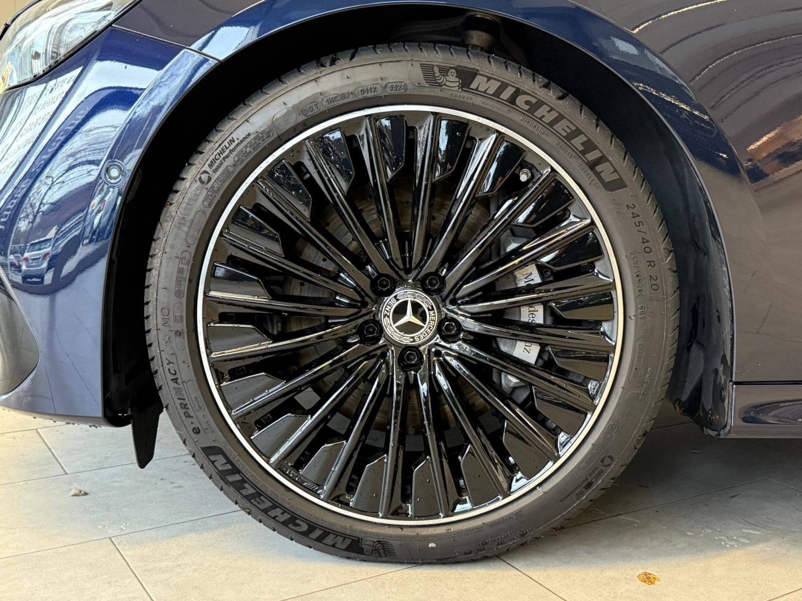 Fahrzeugabbildung Mercedes-Benz E 300 de 4M AMG PANO+AHK+DISTR+KEYLESS+KAMERA