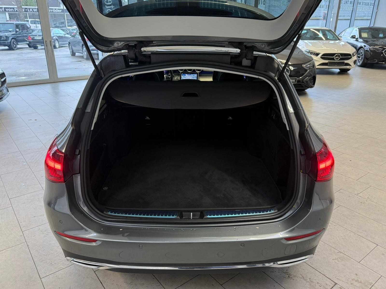 Fahrzeugabbildung Mercedes-Benz C 200d T Avantgarde DISTR+AHK+KAMERA+LED+CARPLAY