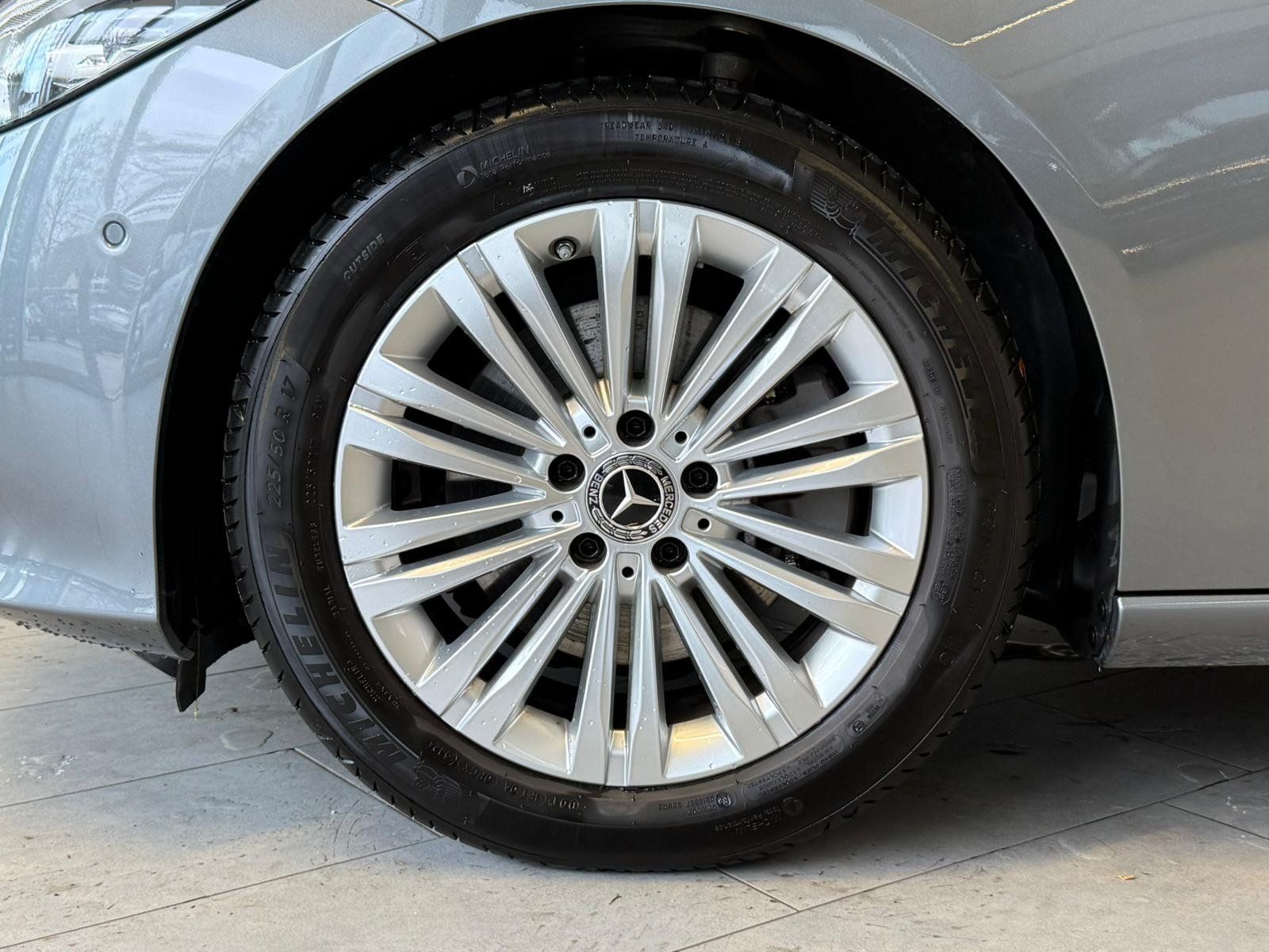 Fahrzeugabbildung Mercedes-Benz C 200d T Avantgarde DISTR+AHK+KAMERA+LED+CARPLAY