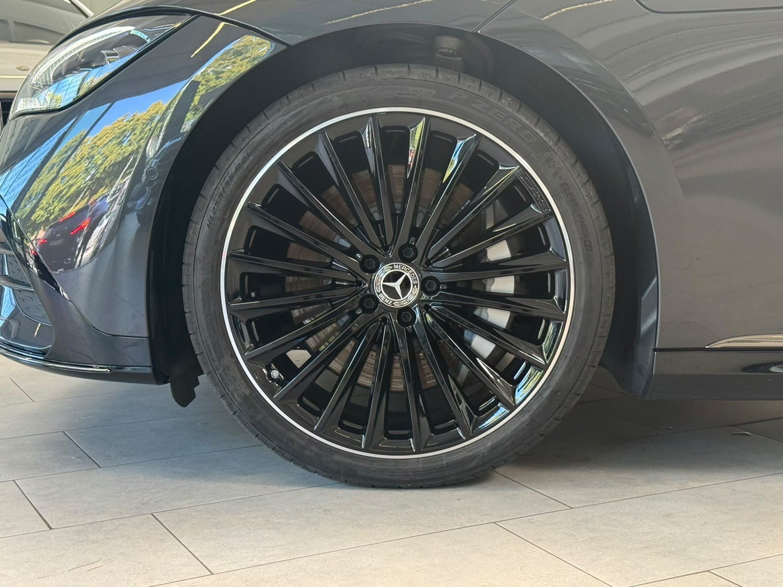 Fahrzeugabbildung Mercedes-Benz EQE 350+ AMG AIRMATIC+PANO+BURM+AHK+DISTR+NIGHT