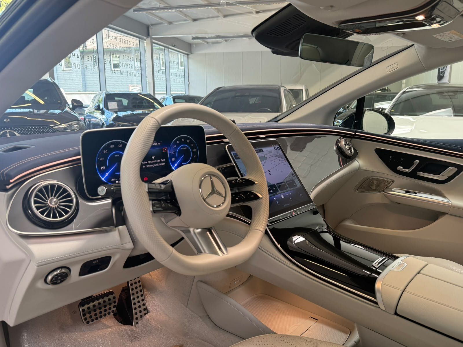 Fahrzeugabbildung Mercedes-Benz EQE 350+ AMG AIRMATIC+PANO+BURM+AHK+DISTR+NIGHT