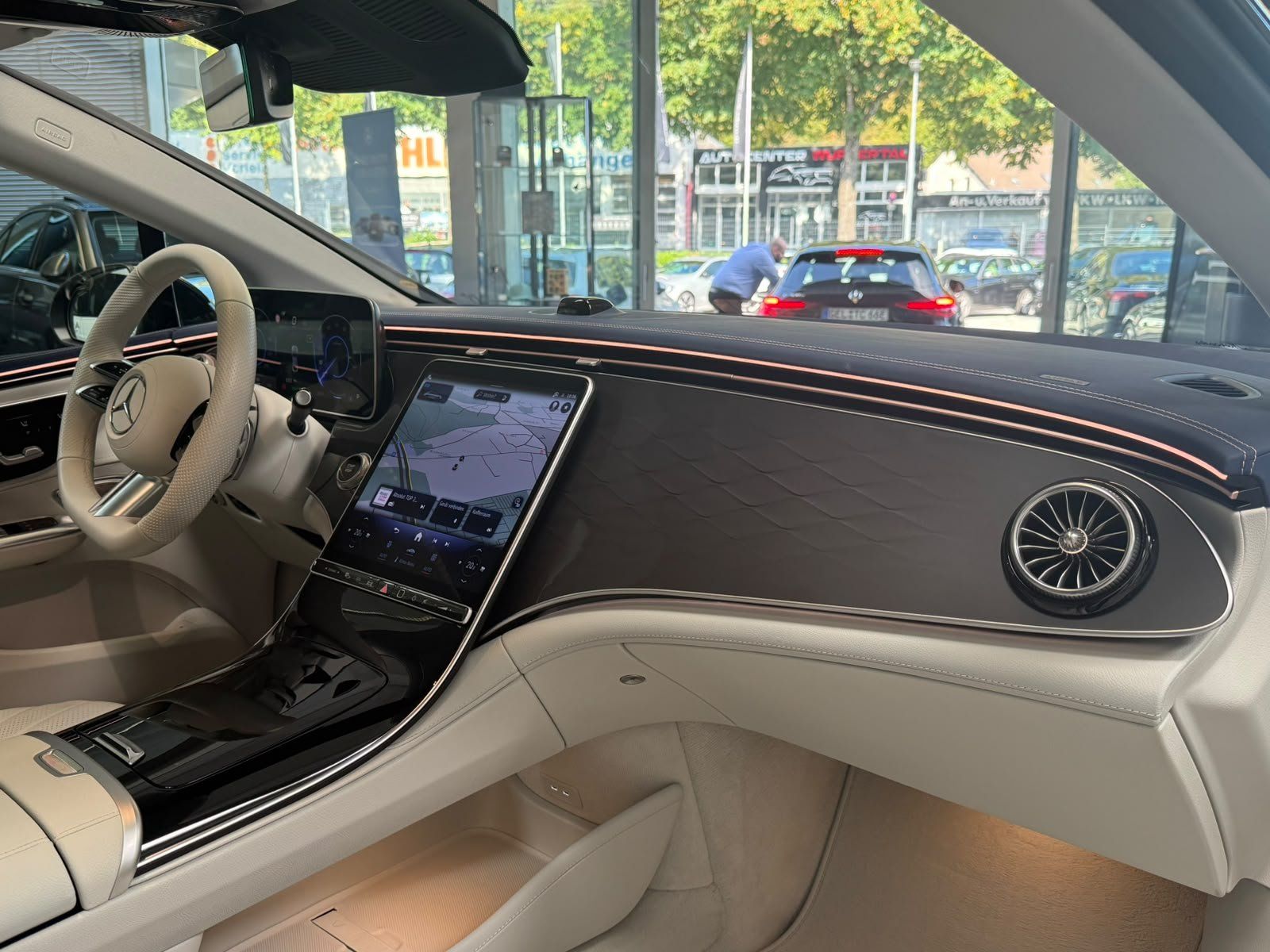 Fahrzeugabbildung Mercedes-Benz EQE 350+ AMG AIRMATIC+PANO+BURM+AHK+DISTR+NIGHT