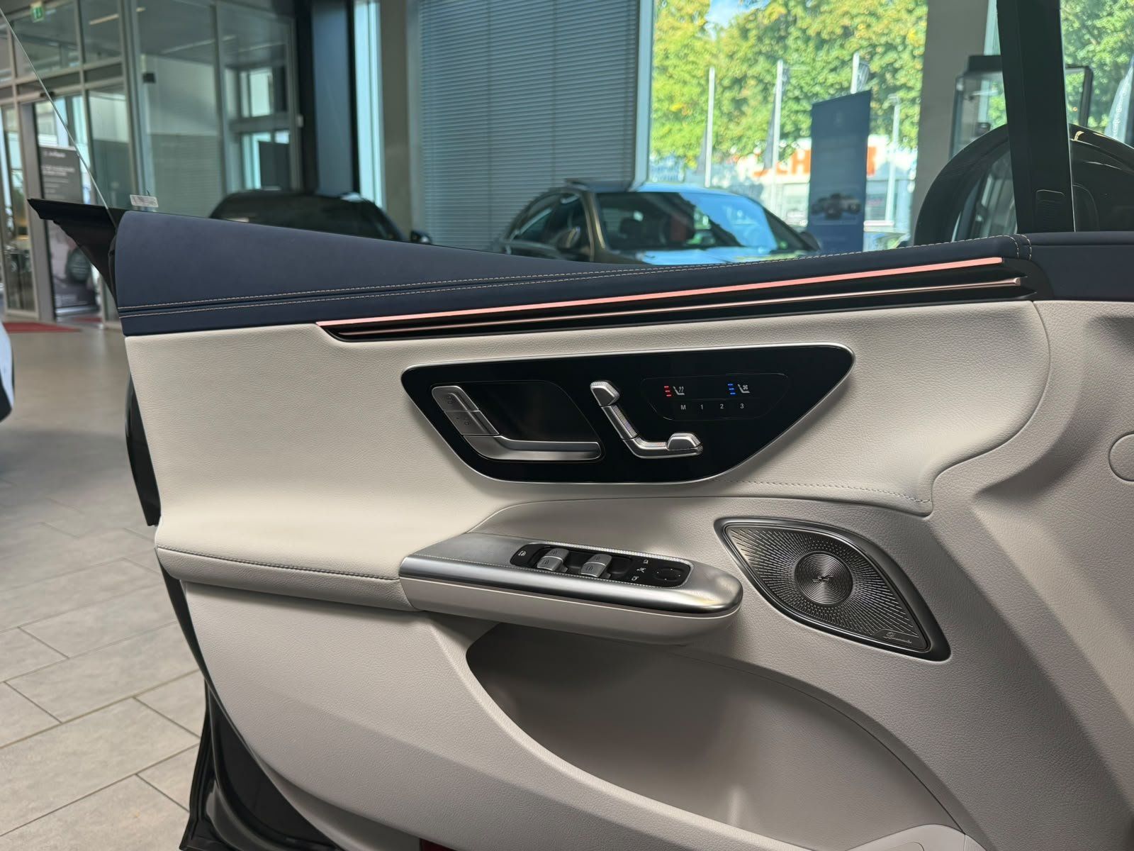 Fahrzeugabbildung Mercedes-Benz EQE 350+ AMG AIRMATIC+PANO+BURM+AHK+DISTR+NIGHT