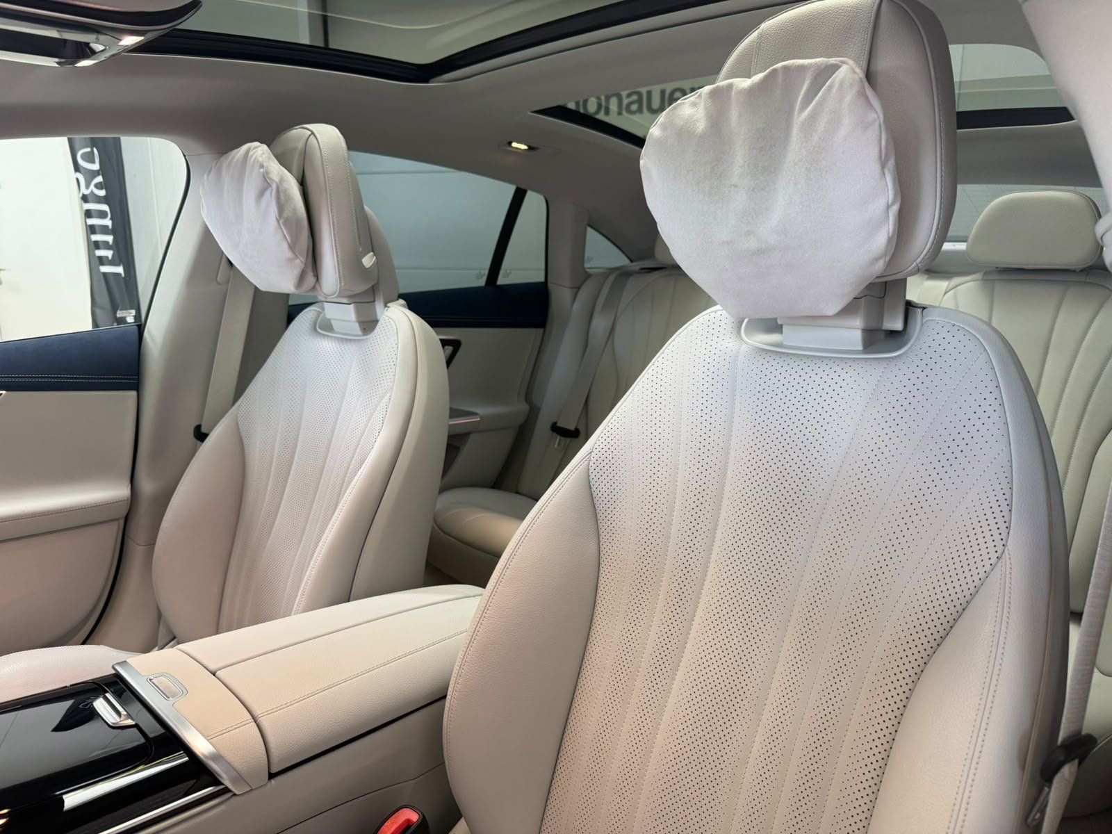 Fahrzeugabbildung Mercedes-Benz EQE 350+ AMG AIRMATIC+PANO+BURM+AHK+DISTR+NIGHT