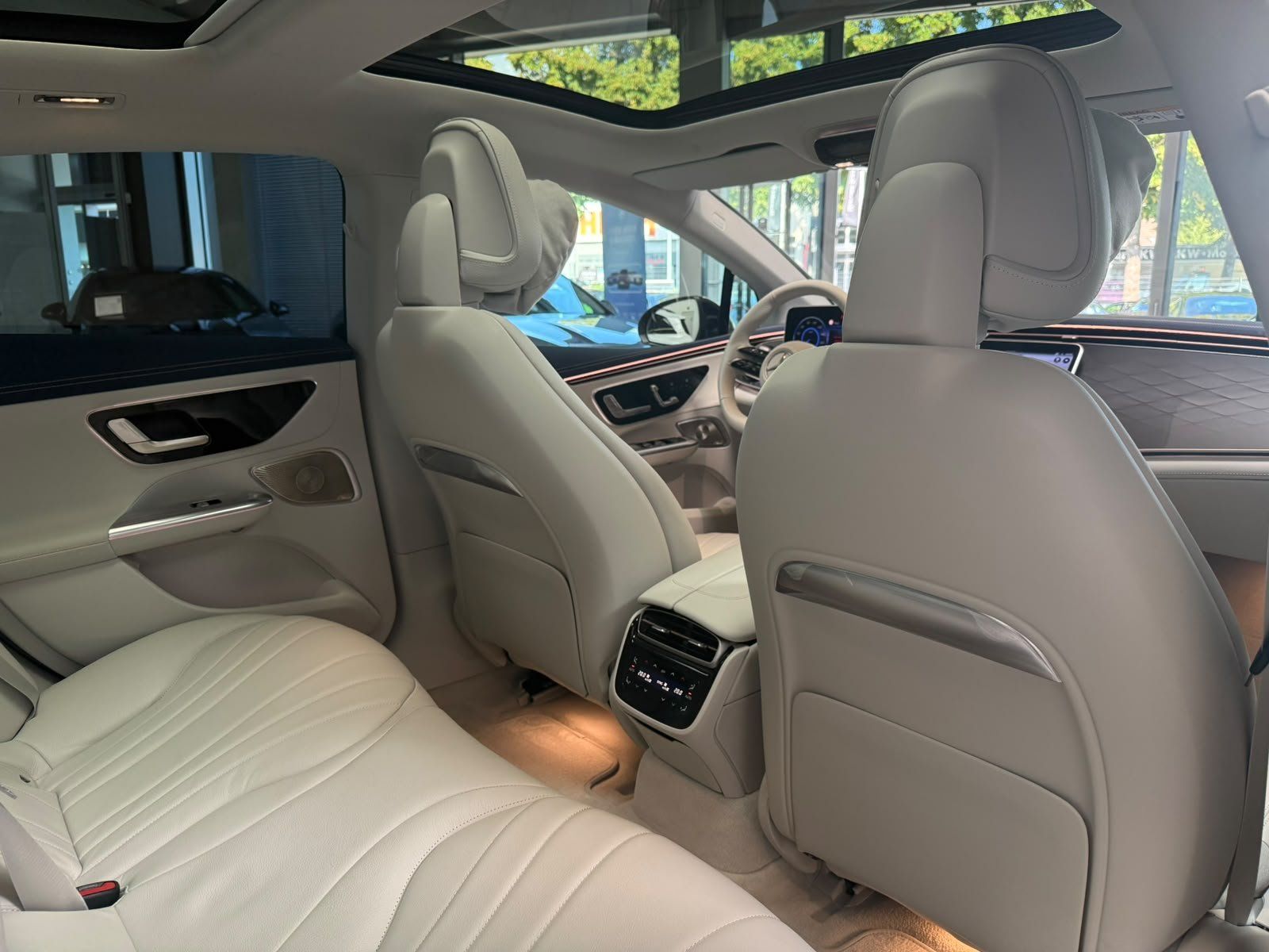 Fahrzeugabbildung Mercedes-Benz EQE 350+ AMG AIRMATIC+PANO+BURM+AHK+DISTR+NIGHT