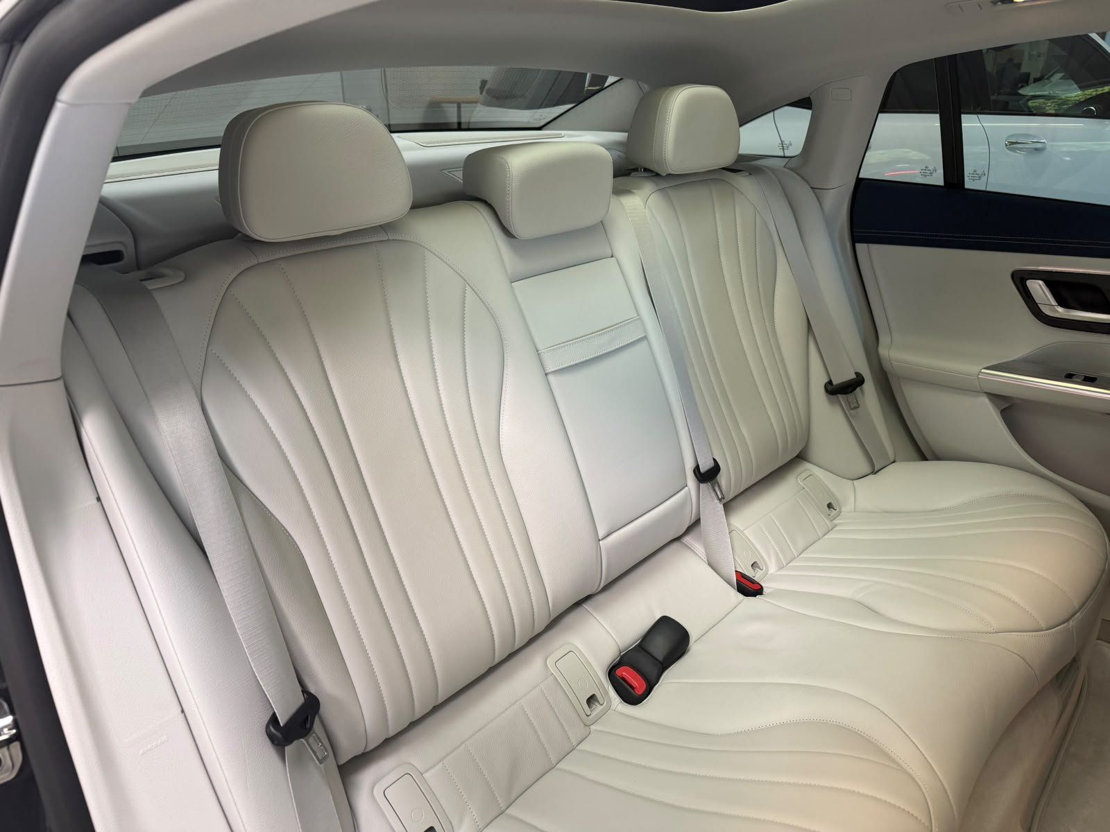Fahrzeugabbildung Mercedes-Benz EQE 350+ AMG AIRMATIC+PANO+BURM+AHK+DISTR+NIGHT