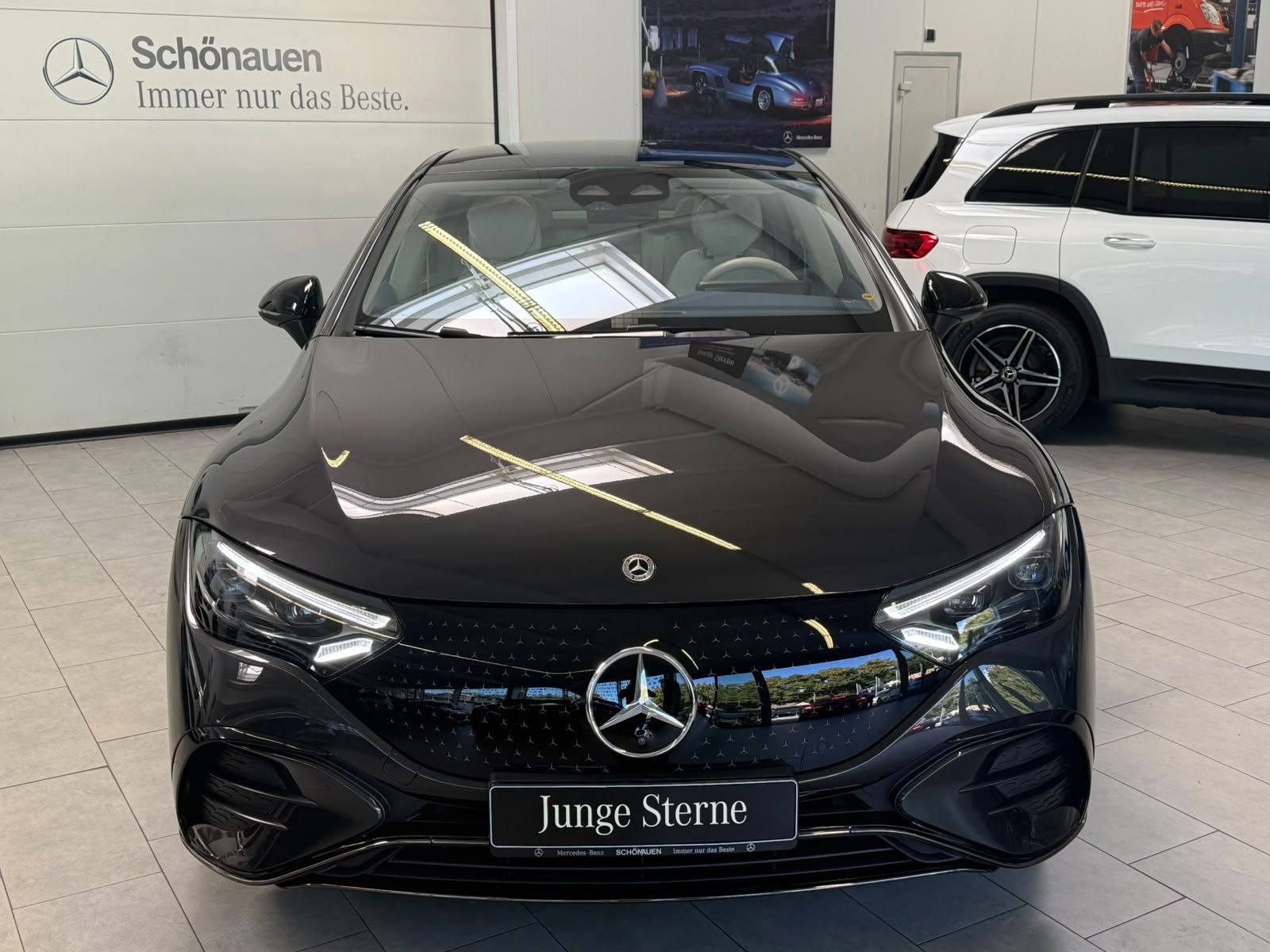 Fahrzeugabbildung Mercedes-Benz EQE 350+ AMG AIRMATIC+PANO+BURM+AHK+DISTR+NIGHT