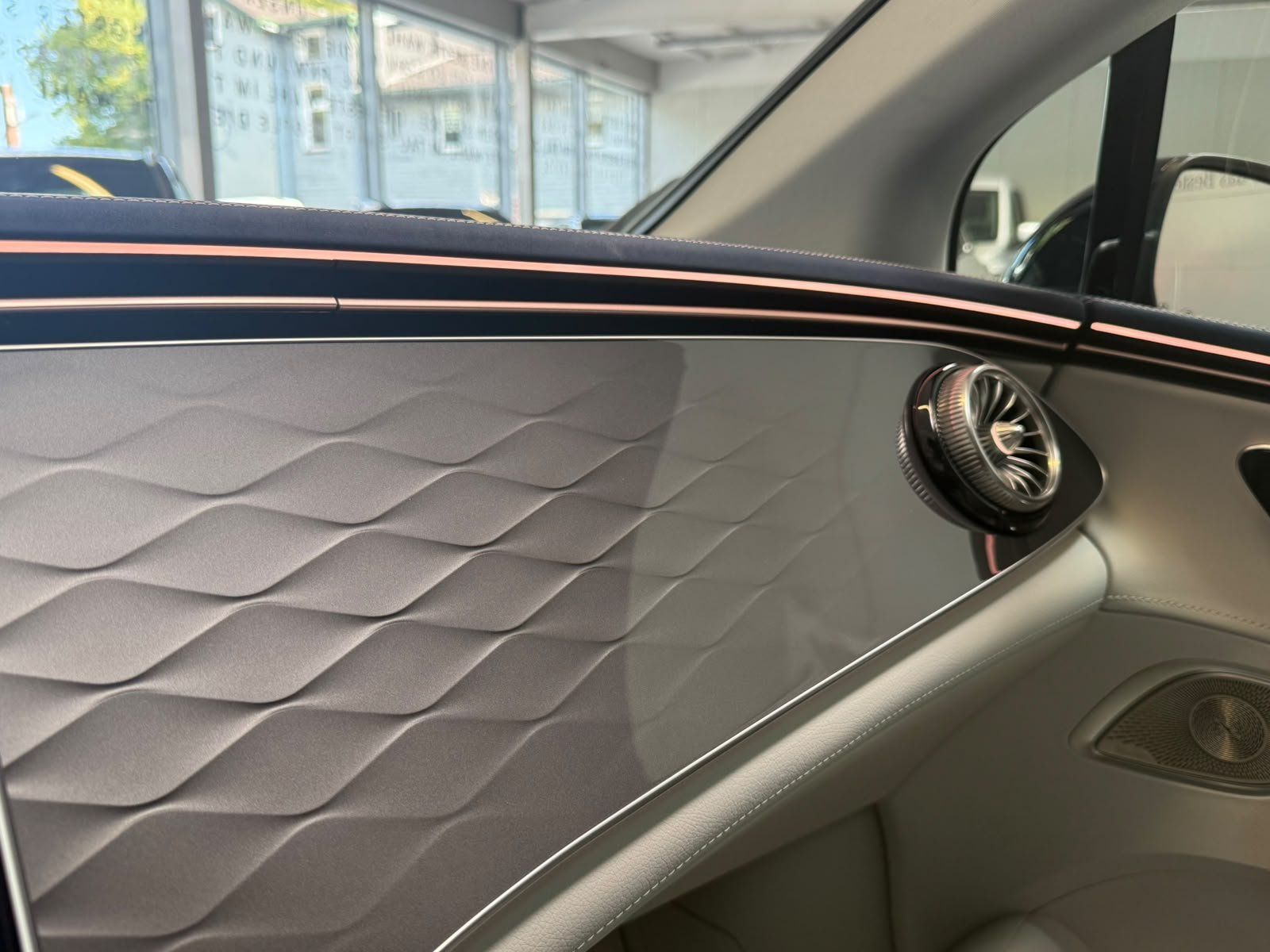 Fahrzeugabbildung Mercedes-Benz EQE 350+ AMG AIRMATIC+PANO+BURM+AHK+DISTR+NIGHT