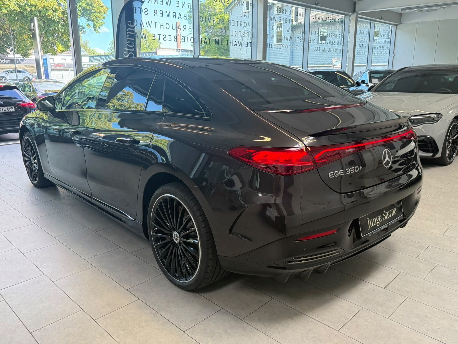 Fahrzeugabbildung Mercedes-Benz EQE 350+ AMG AIRMATIC+PANO+BURM+AHK+DISTR+NIGHT