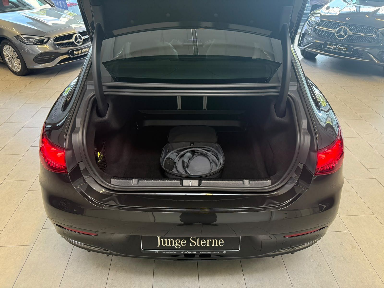 Fahrzeugabbildung Mercedes-Benz EQE 350+ AMG AIRMATIC+PANO+BURM+AHK+DISTR+NIGHT