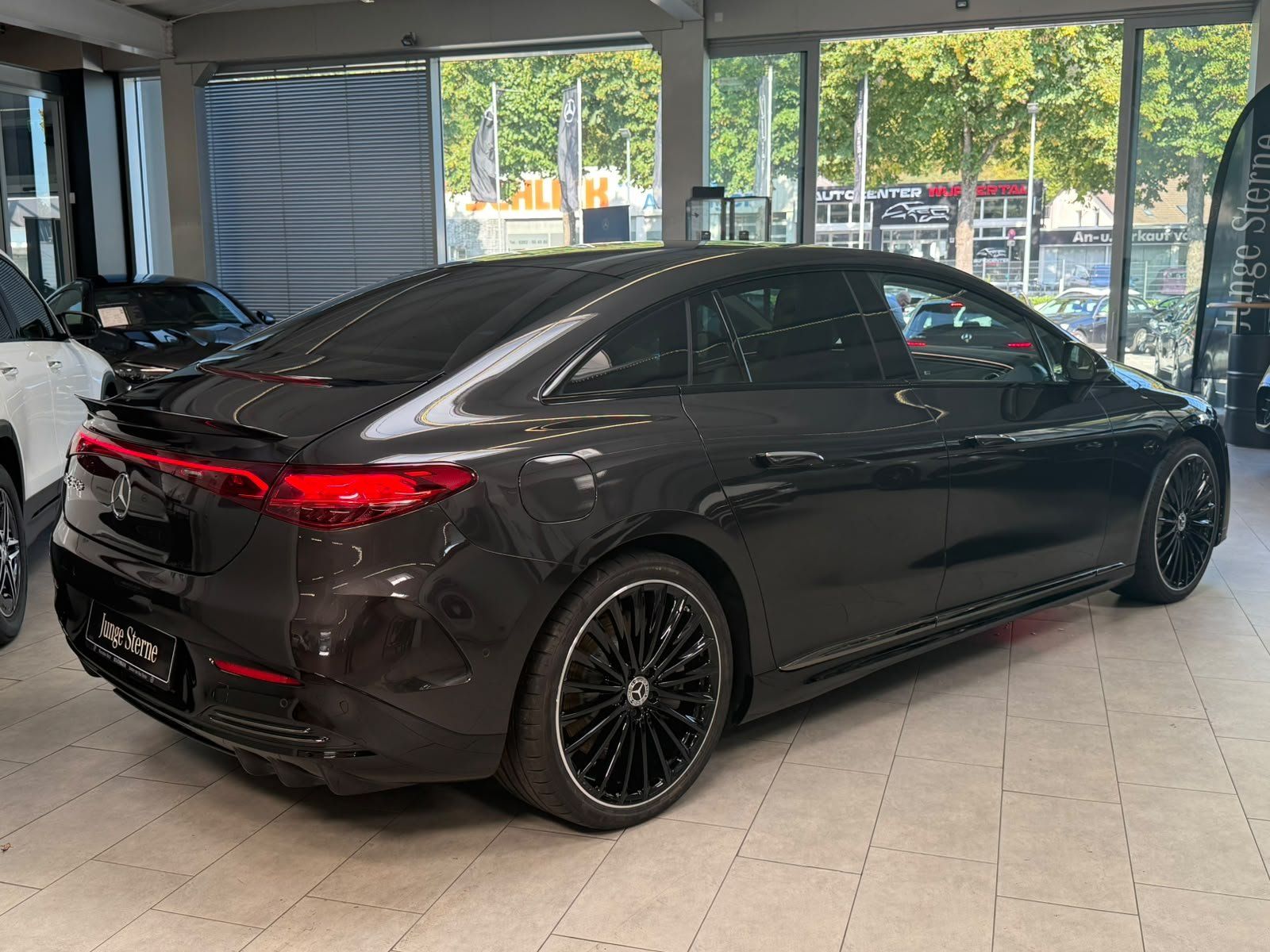 Fahrzeugabbildung Mercedes-Benz EQE 350+ AMG AIRMATIC+PANO+BURM+AHK+DISTR+NIGHT