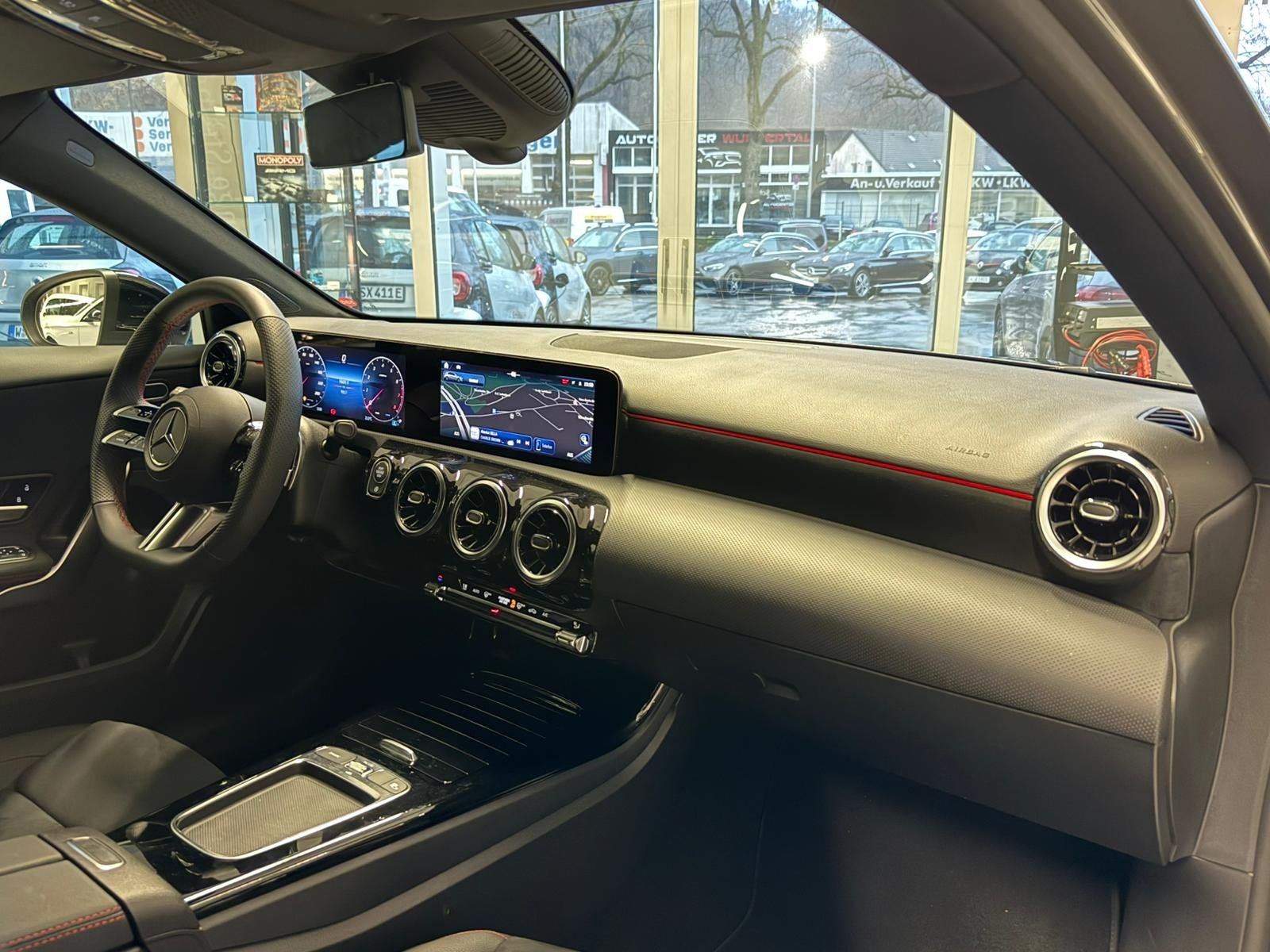 Fahrzeugabbildung Mercedes-Benz A 200 AMG+NIGHT+360°+CARPLAY+LED+TOTW+LENKRADHZ