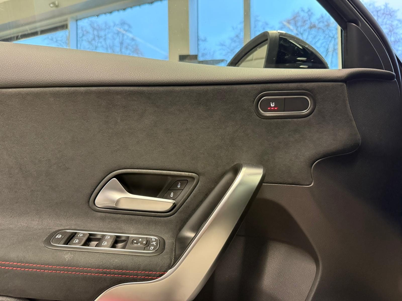 Fahrzeugabbildung Mercedes-Benz A 200 AMG+NIGHT+360°+CARPLAY+LED+TOTW+LENKRADHZ