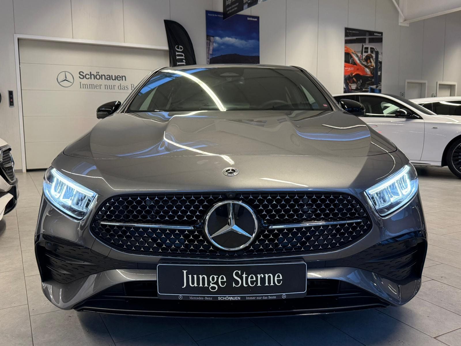 Fahrzeugabbildung Mercedes-Benz A 200 AMG+NIGHT+360°+CARPLAY+LED+TOTW+LENKRADHZ