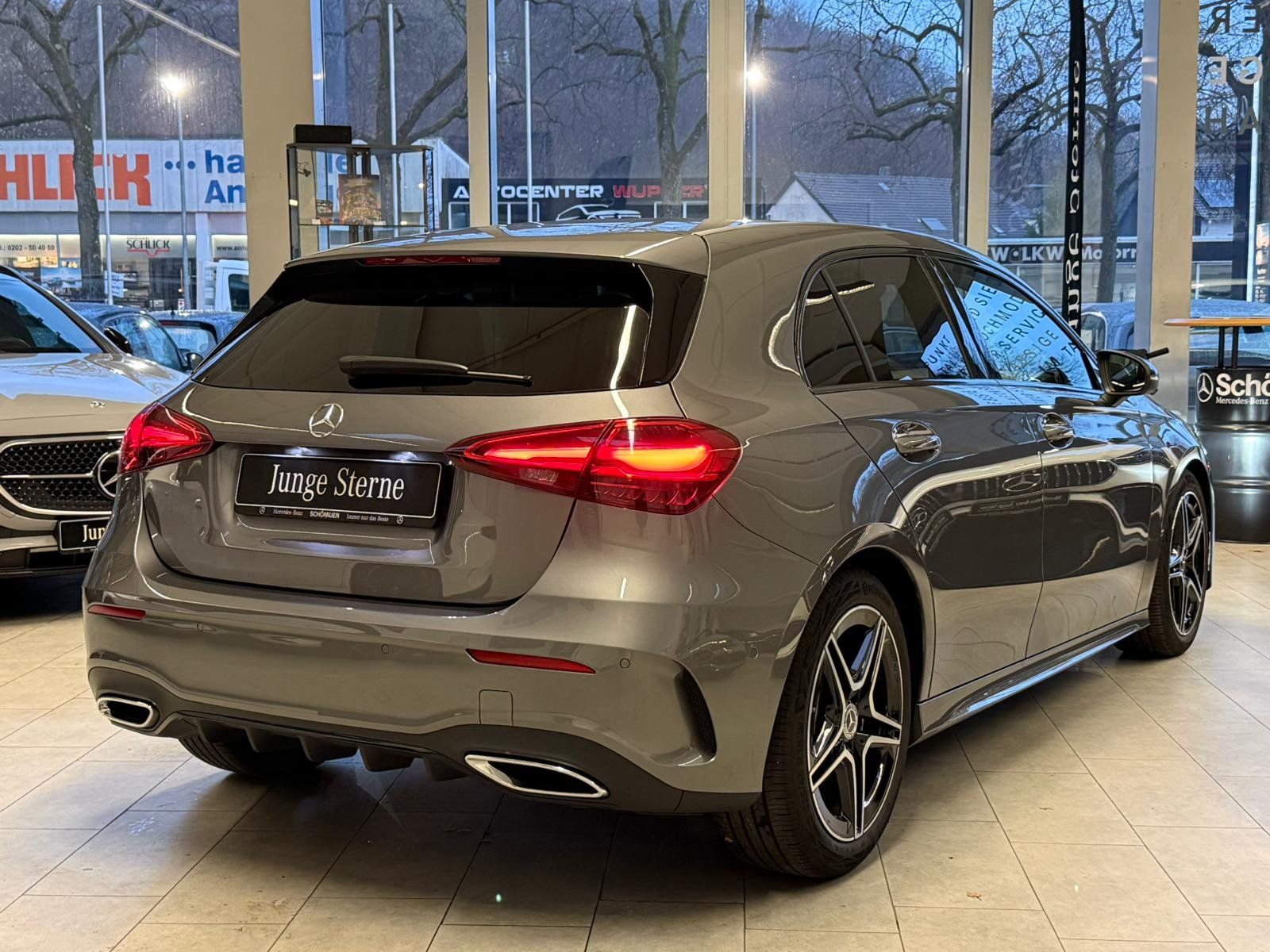 Fahrzeugabbildung Mercedes-Benz A 200 AMG+NIGHT+360°+CARPLAY+LED+TOTW+LENKRADHZ