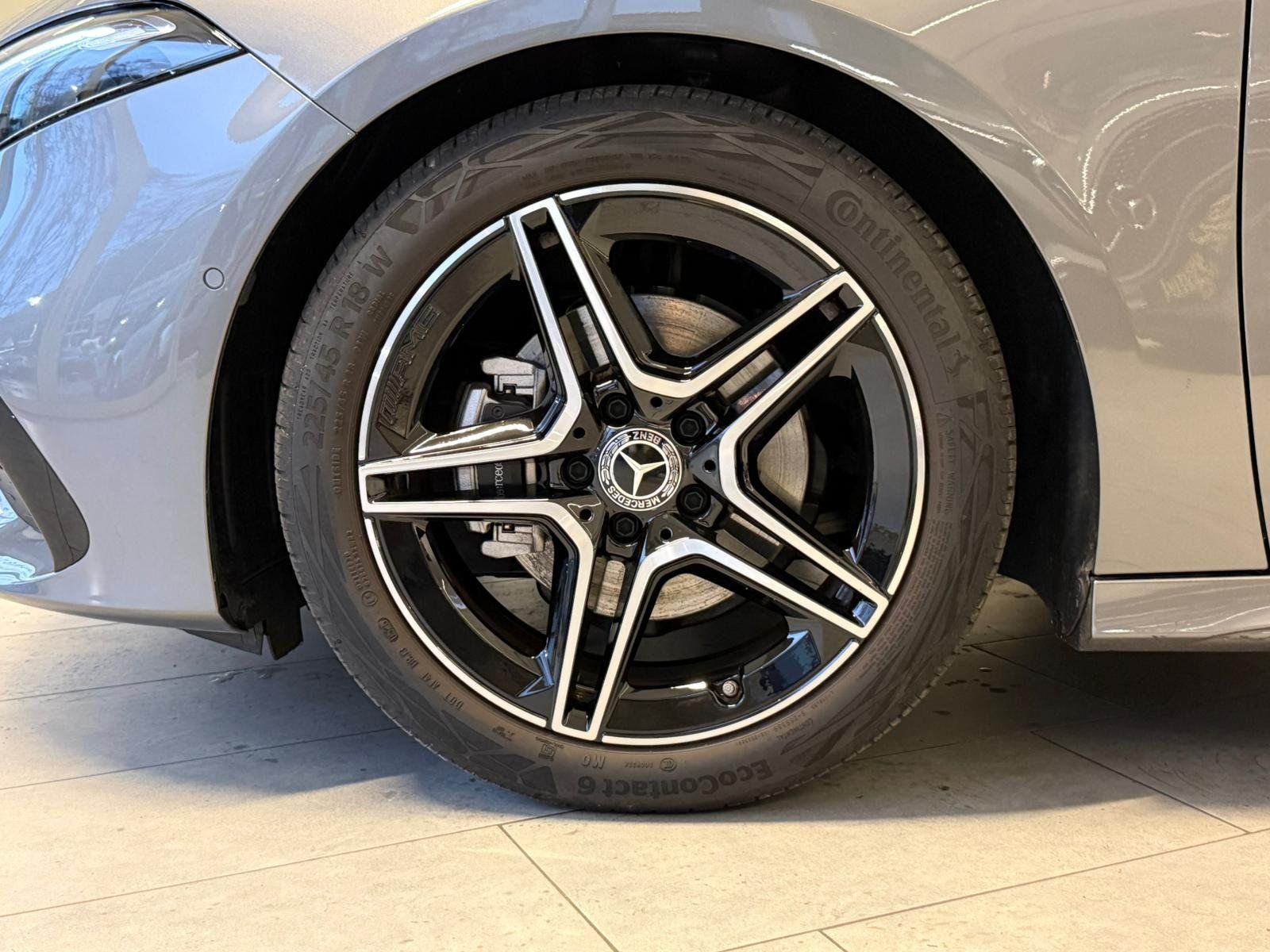 Fahrzeugabbildung Mercedes-Benz A 200 AMG+NIGHT+360°+CARPLAY+LED+TOTW+LENKRADHZ