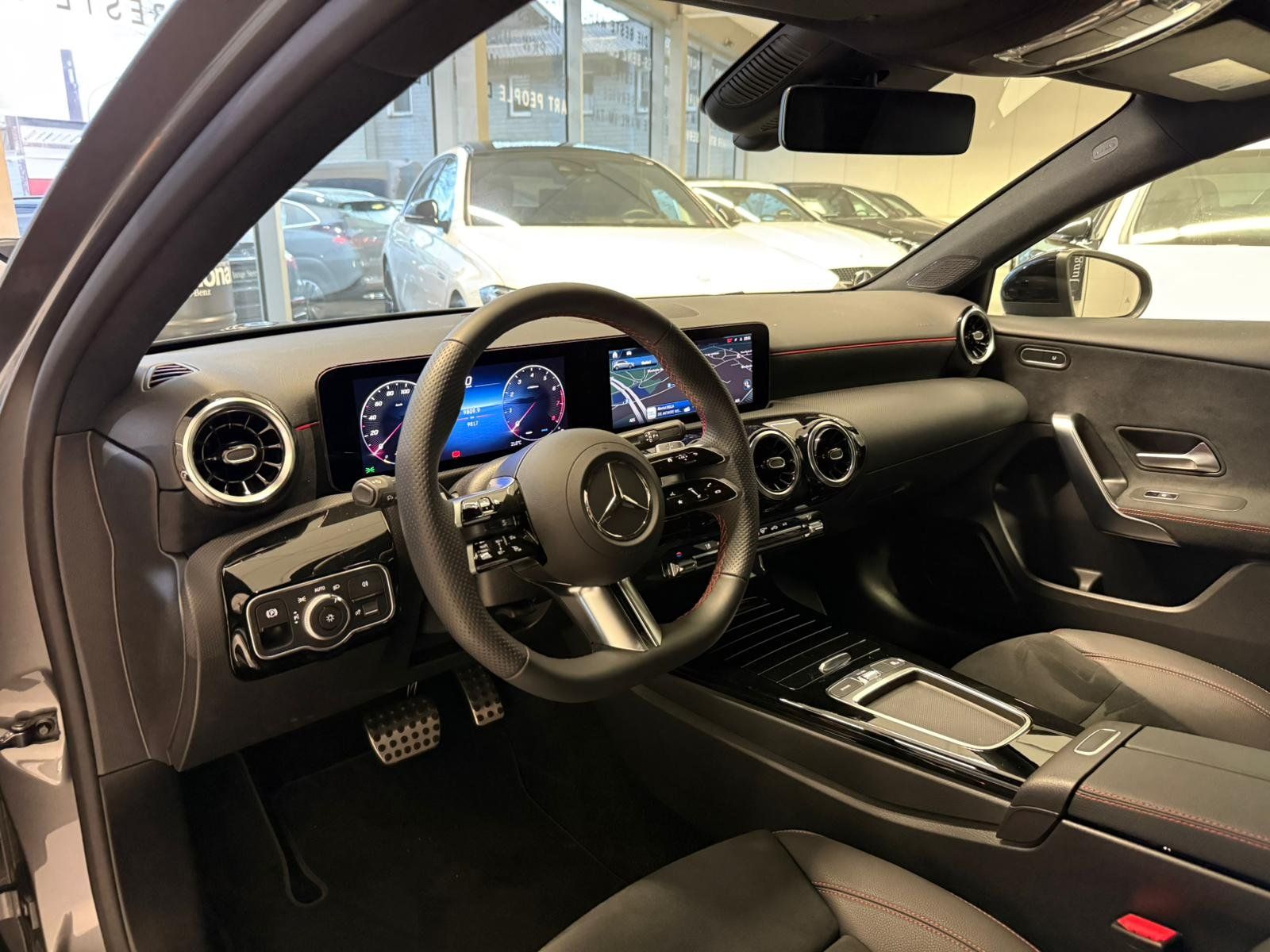 Fahrzeugabbildung Mercedes-Benz A 200 AMG+NIGHT+360°+CARPLAY+LED+TOTW+LENKRADHZ