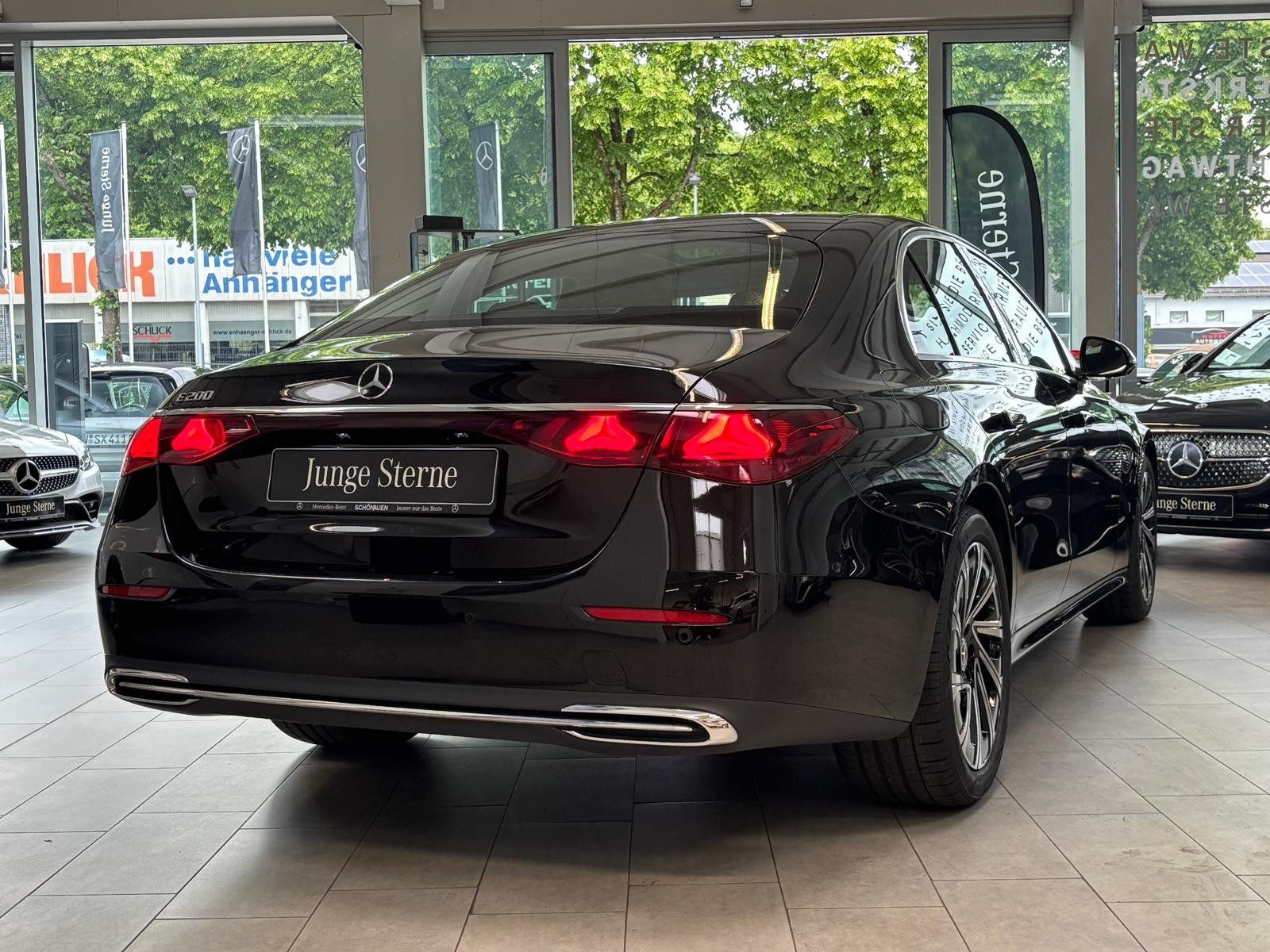 Fahrzeugabbildung Mercedes-Benz E 200 AVANTGARDE PANO+DISTRO+19"+KEYLESS+CARPLAY