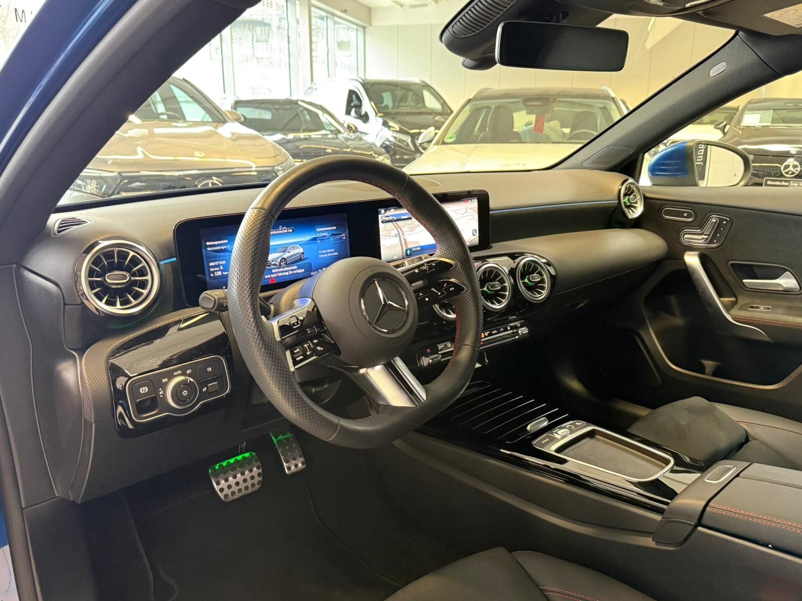 Fahrzeugabbildung Mercedes-Benz A 250e AMG+DISTR+MBEAM+AHK+MEMORY+KEYLESS+KAMERA