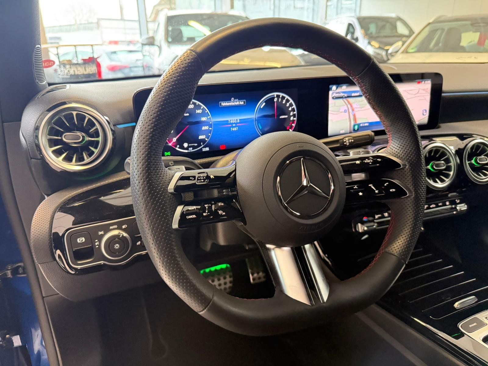 Fahrzeugabbildung Mercedes-Benz A 250e AMG+DISTR+MBEAM+AHK+MEMORY+KEYLESS+KAMERA