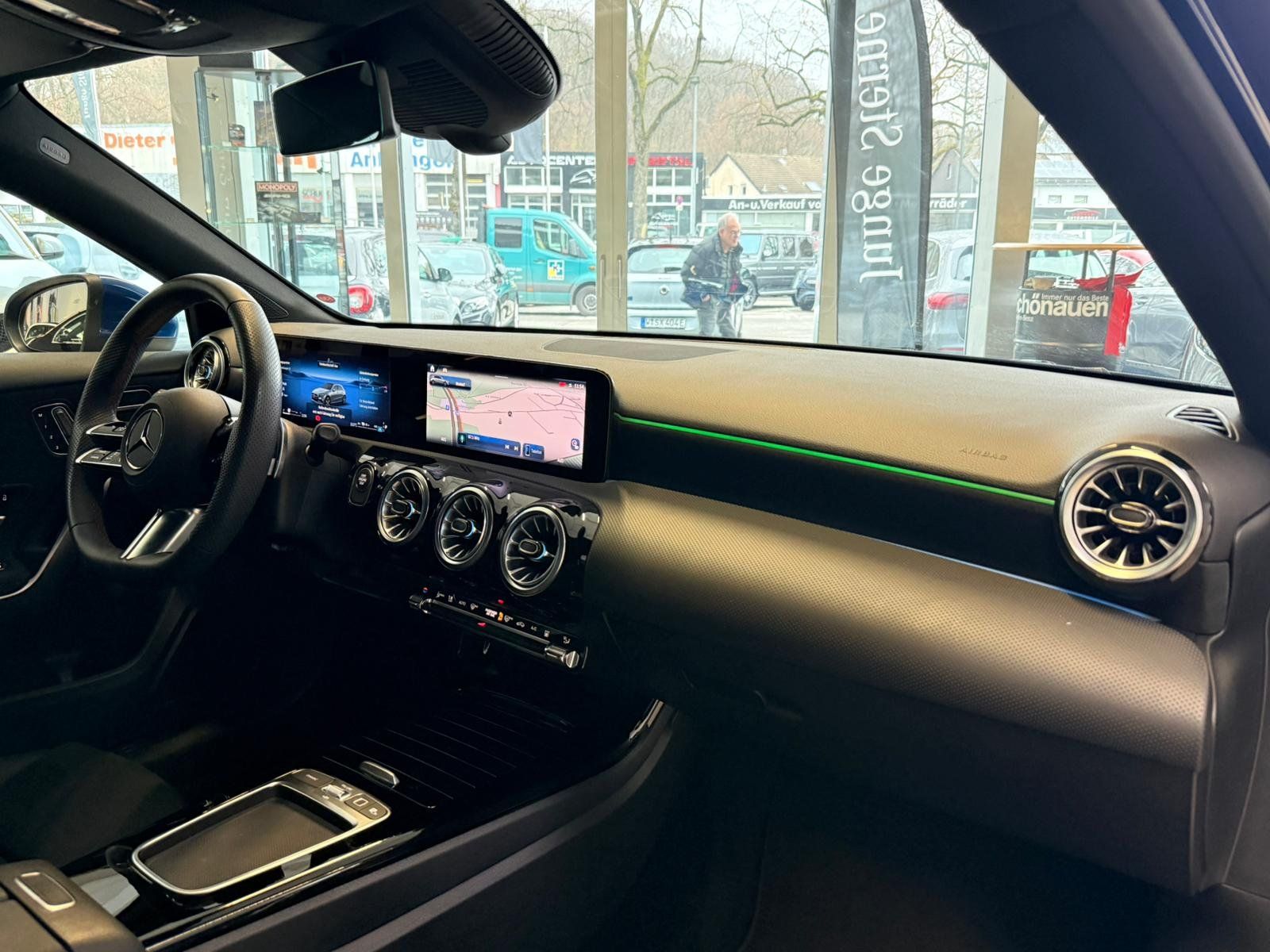 Fahrzeugabbildung Mercedes-Benz A 250e AMG+DISTR+MBEAM+AHK+MEMORY+KEYLESS+KAMERA