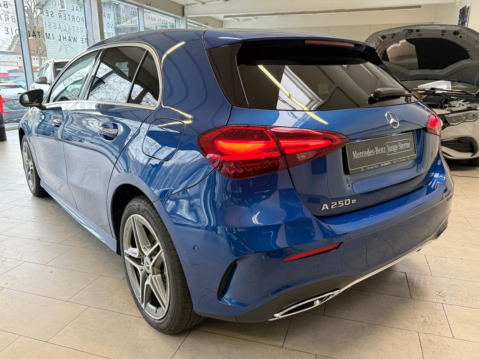 Fahrzeugabbildung Mercedes-Benz A 250e AMG+DISTR+MBEAM+AHK+MEMORY+KEYLESS+KAMERA