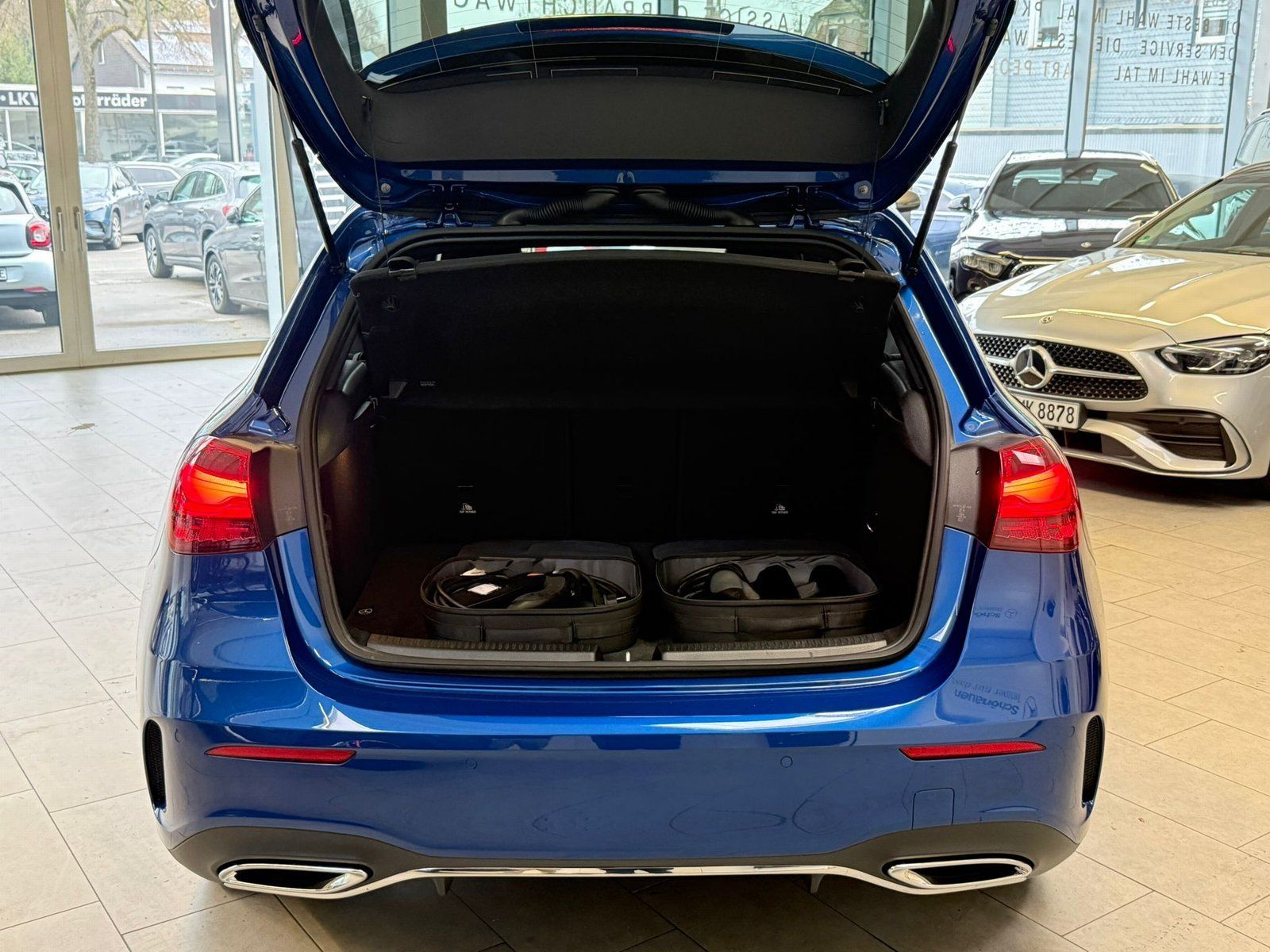 Fahrzeugabbildung Mercedes-Benz A 250e AMG+DISTR+MBEAM+AHK+MEMORY+KEYLESS+KAMERA