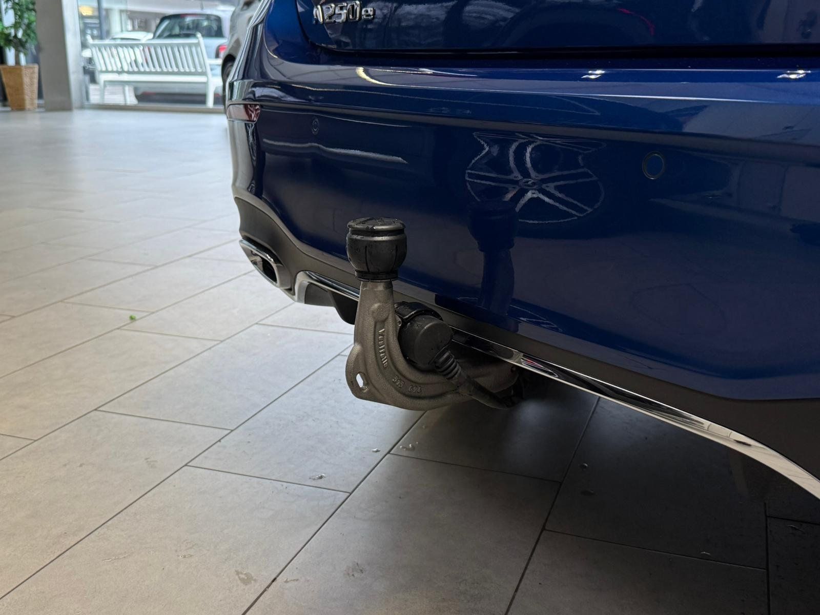 Fahrzeugabbildung Mercedes-Benz A 250e AMG+DISTR+MBEAM+AHK+MEMORY+KEYLESS+KAMERA