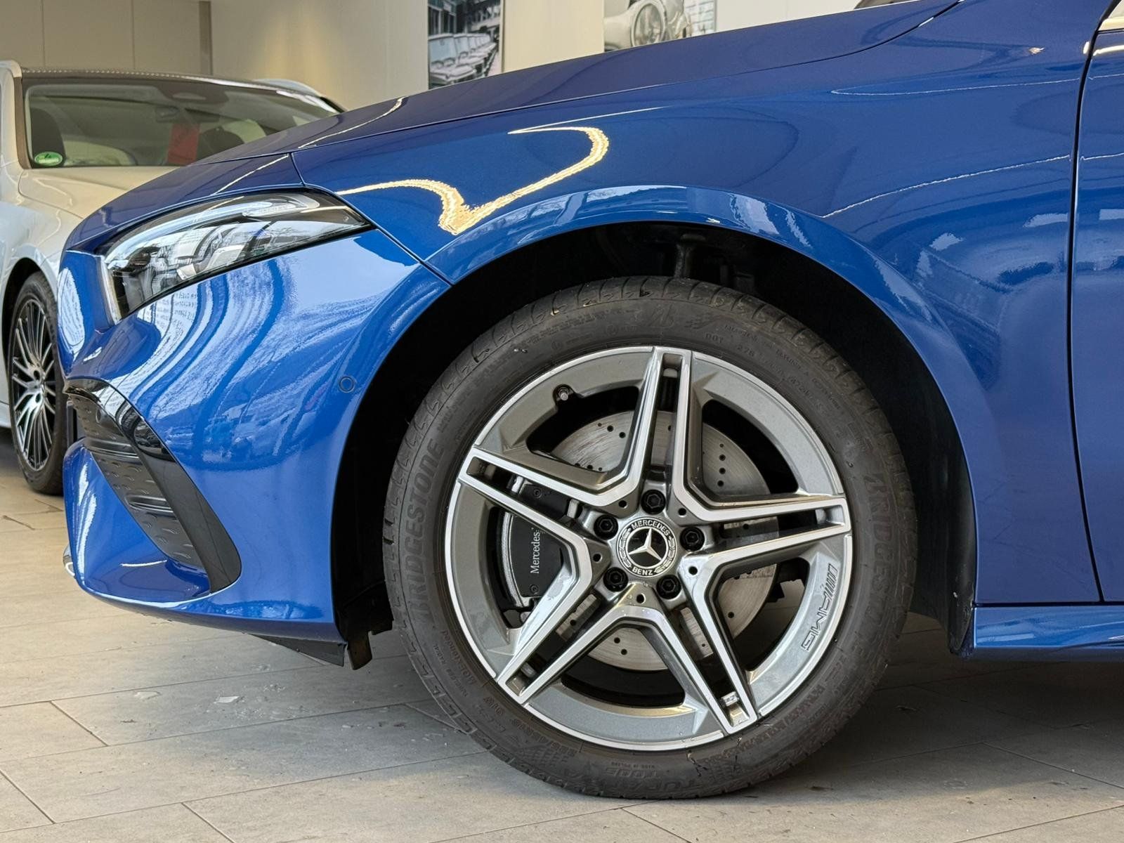 Fahrzeugabbildung Mercedes-Benz A 250e AMG+DISTR+MBEAM+AHK+MEMORY+KEYLESS+KAMERA