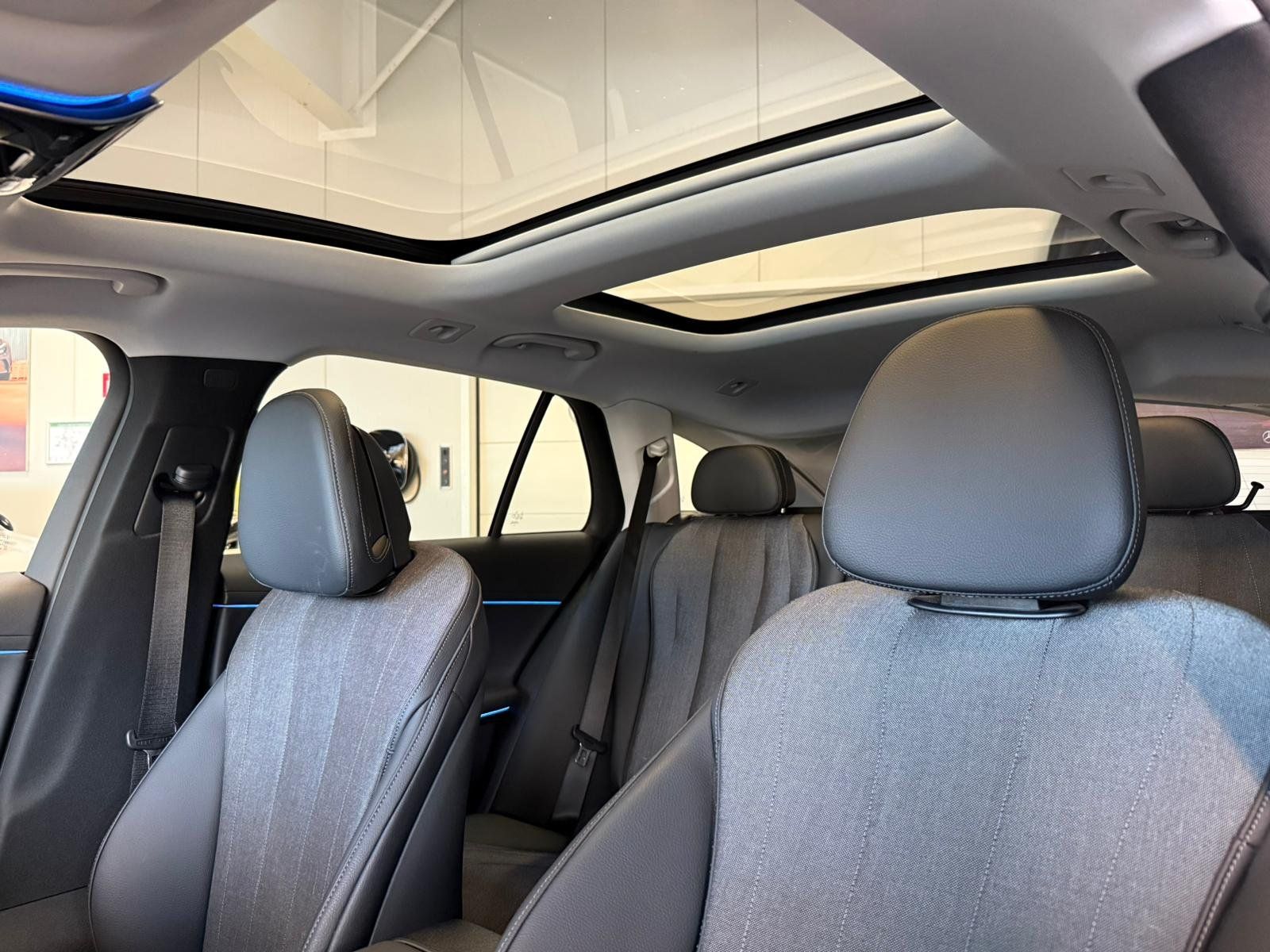 Fahrzeugabbildung Mercedes-Benz E 220 d T Avantgarde DISTR+PANO+STDHZ+AHK+KAMERA