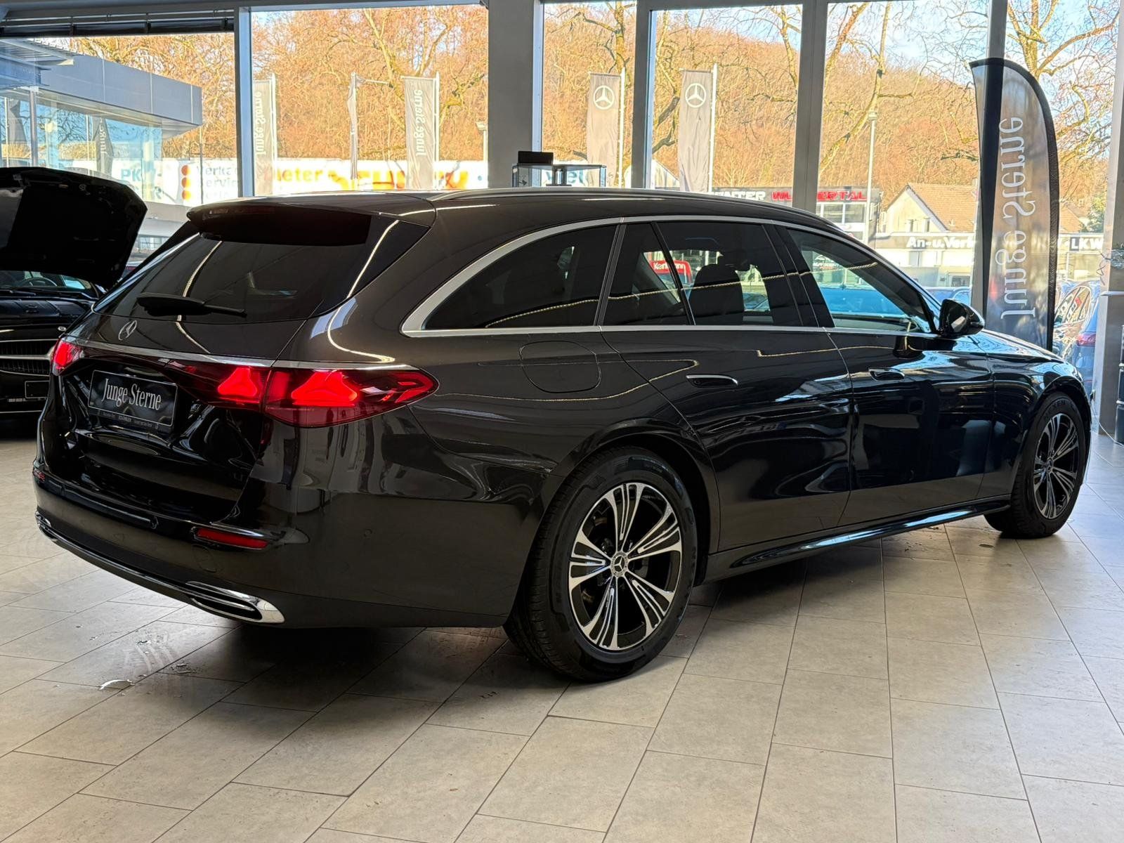 Fahrzeugabbildung Mercedes-Benz E 220 d T Avantgarde DISTR+PANO+STDHZ+AHK+KAMERA