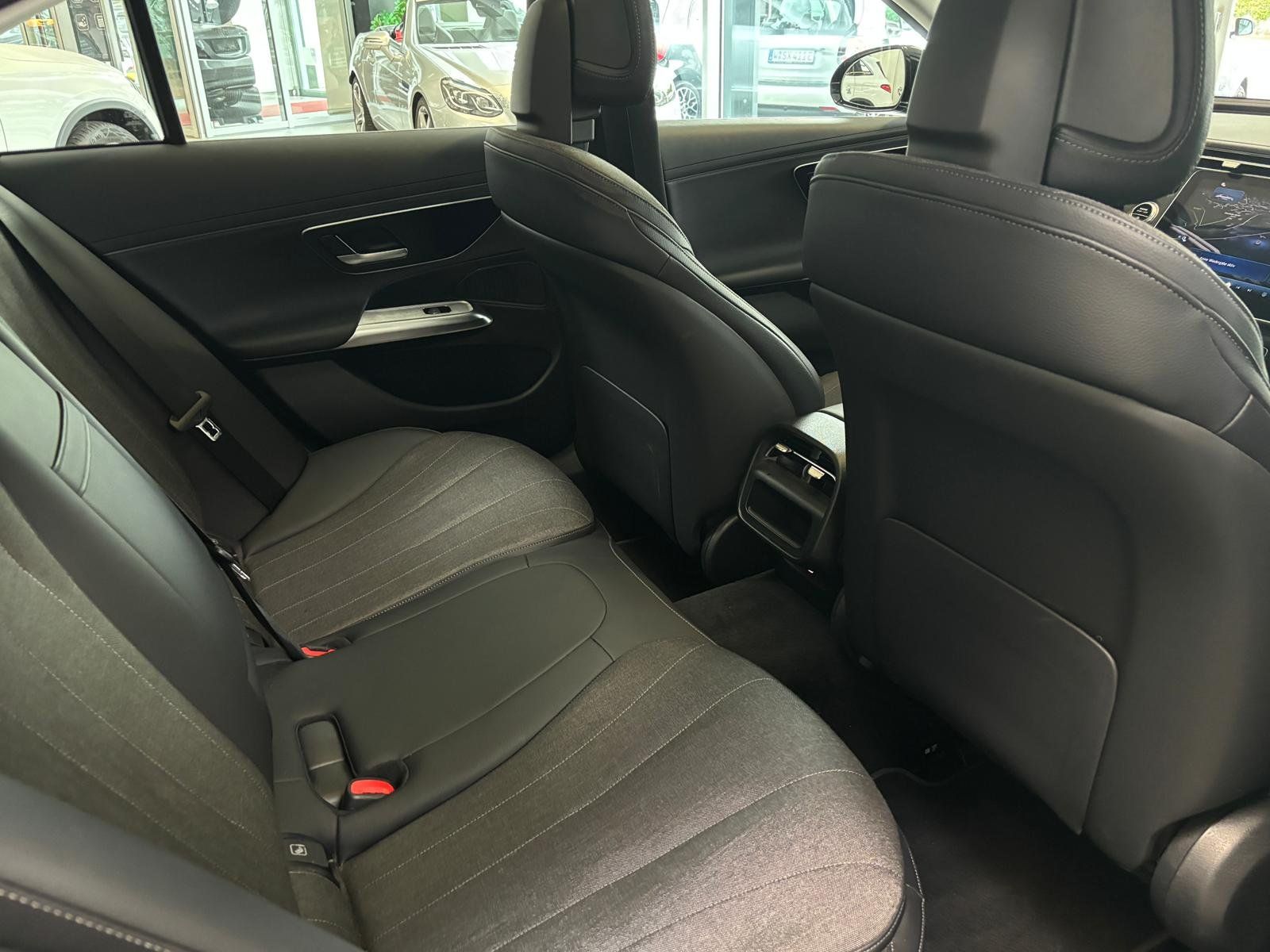Fahrzeugabbildung Mercedes-Benz E 200 AVANTGARDE PANO+DISTRO+19"+KEYLESS+CARPLAY