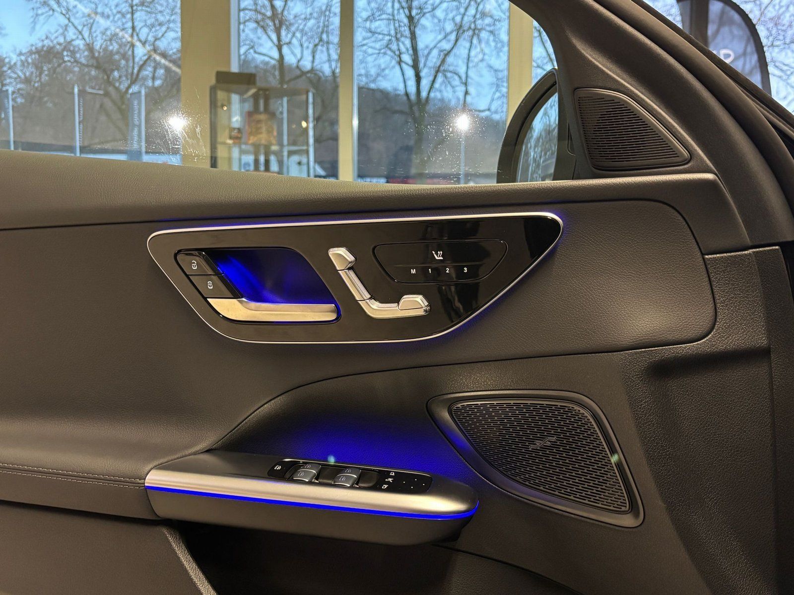 Fahrzeugabbildung Mercedes-Benz C 200 Avantgarde DISTR+MEMORY+AHK+360°+TOTW+LED