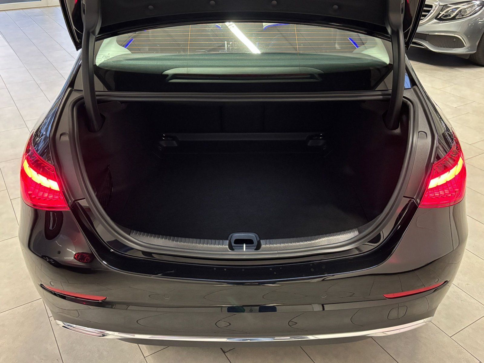 Fahrzeugabbildung Mercedes-Benz C 200 Avantgarde DISTR+MEMORY+AHK+360°+TOTW+LED