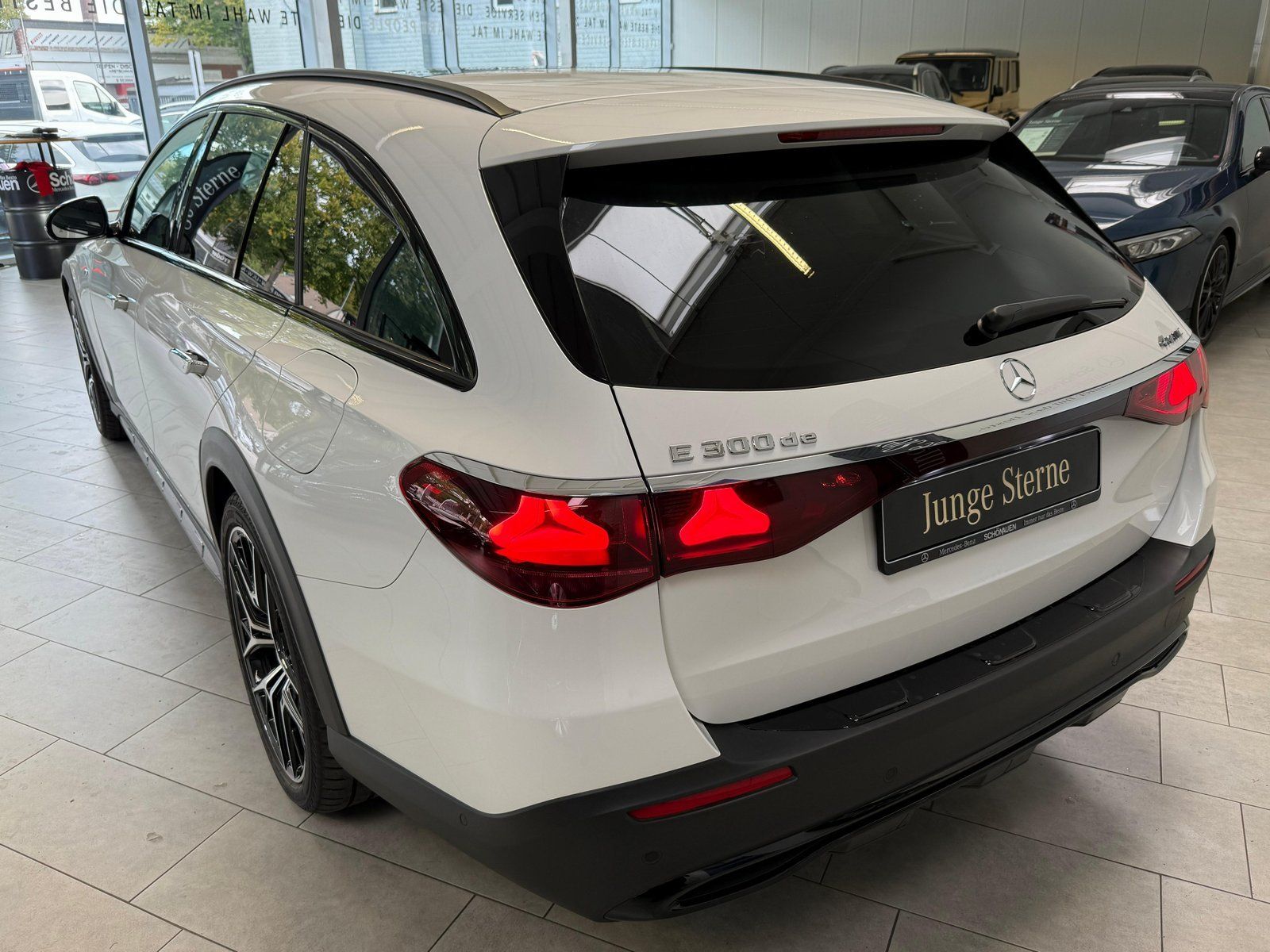 Fahrzeugabbildung Mercedes-Benz E 300 de 4M All-Terrain BURMEST+HUD+AIR+AHK+PANO