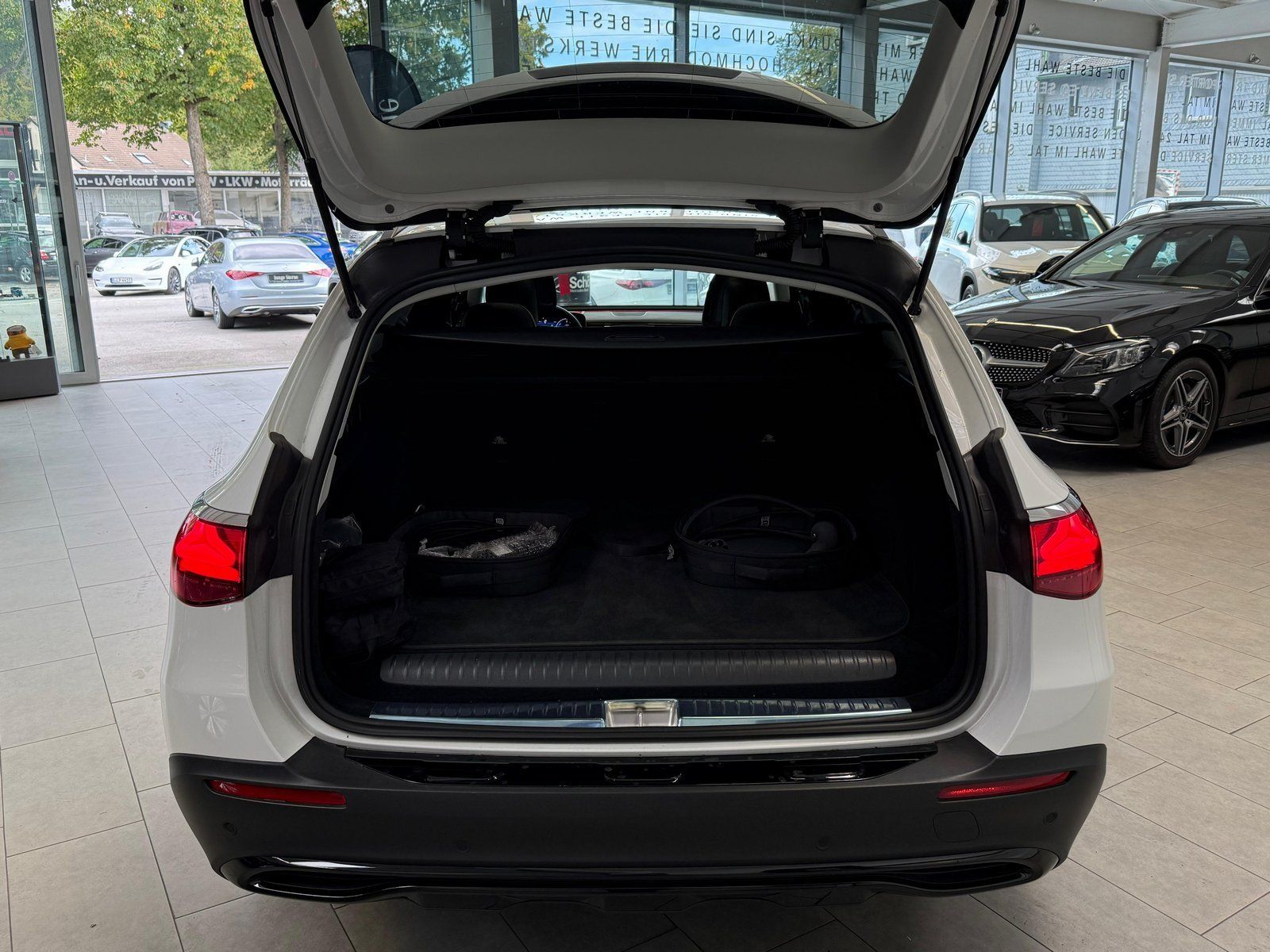 Fahrzeugabbildung Mercedes-Benz E 300 de 4M All-Terrain BURMEST+HUD+AIR+AHK+PANO