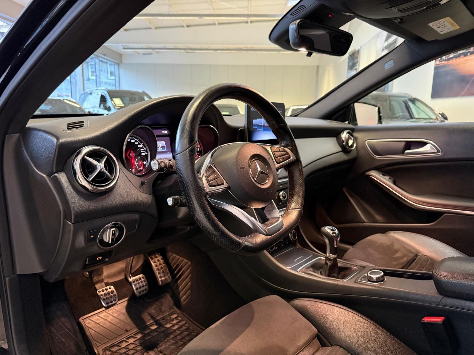 Fahrzeugabbildung Mercedes-Benz GLA 180 AMG+HARMAN+AHK+AMBIENTE+LED+NAVI+KLIMA