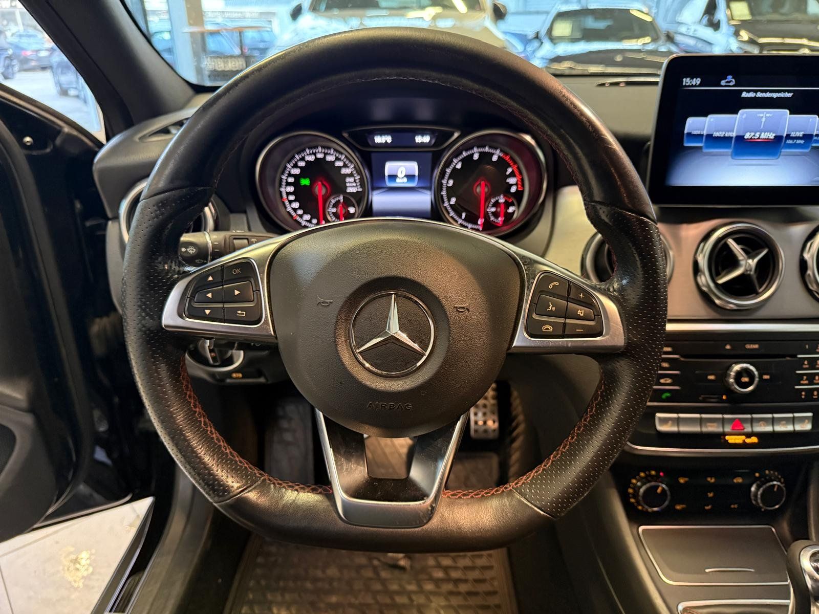 Fahrzeugabbildung Mercedes-Benz GLA 180 AMG+HARMAN+AHK+AMBIENTE+LED+NAVI+KLIMA