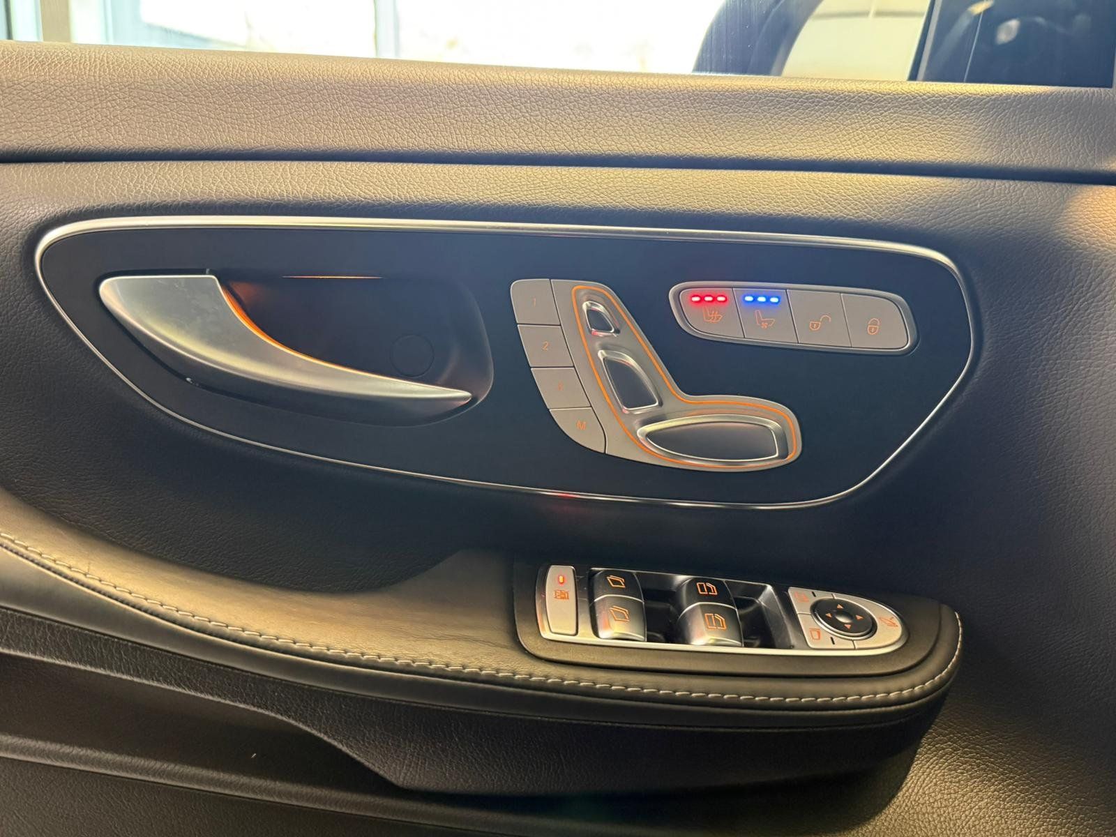 Fahrzeugabbildung Mercedes-Benz V 300d 4M Lang AMG+NAPPA+AIRMATIC+STDHZ+PANO+AHK