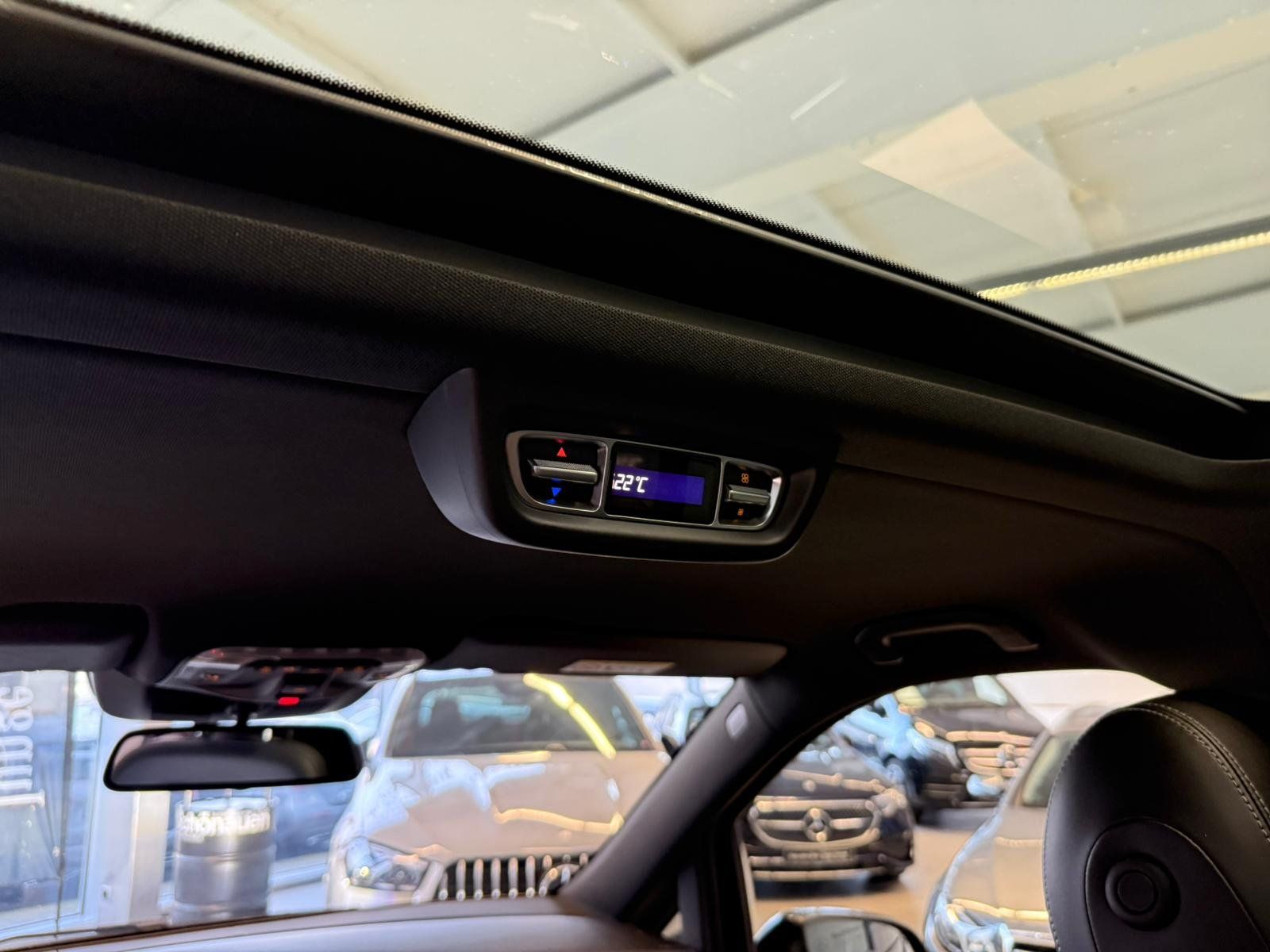 Fahrzeugabbildung Mercedes-Benz V 300d 4M Lang AMG+NAPPA+AIRMATIC+STDHZ+PANO+AHK